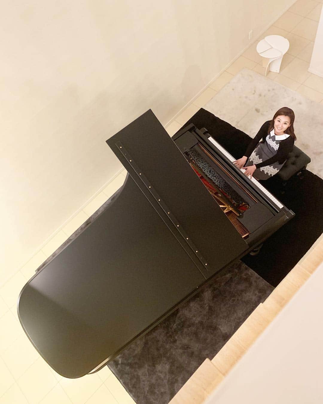 森本麻衣のインスタグラム：「Super Steinway🎹💕 . スーパーなスタインウェイ。 コンサートグランドピアノ。 弾いていて幸せ。 最高。 本当に最高。 . . . . #maimorimoto#piano#pianist#steinway#steinwayandsons#grandpiano#tokyo #🎹#🎼 #森本麻衣#ピアノ#ピアニスト#スタインウェイ#グランドピアノ #丸い響き#深い響き#重い響き#私の理想」