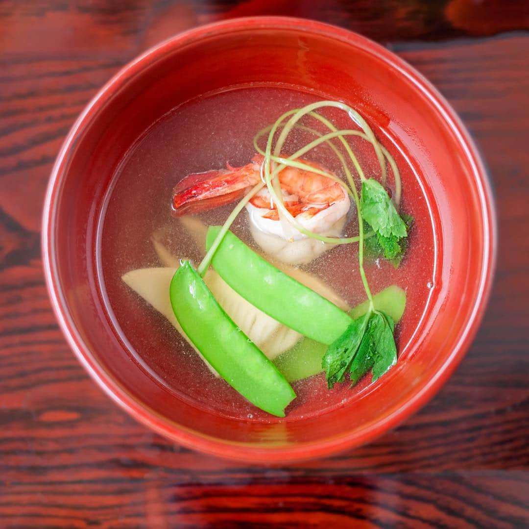 のインスタグラム：「Osuimono soup is based on a well-balanced, umami-packed dashi, the foundation of most savory washoku dishes. In addition, the wandane (items placed in the soup) should ideally reflect the season in which the soup is being served and provide a good balance of flavor and texture: all the tenets of washoku in a bowl. Read Makiko Itoh's recipe for osuimono on The Japan Times online. (Makiko Itoh photos) . . . . . . #Japan #japanesefood #japanesecooking #washoku #recipe #recipes #soup #日本 #お吸い物 #日本料理 #和食 #レシピ #料理 #スープ #美味しい #🍲」
