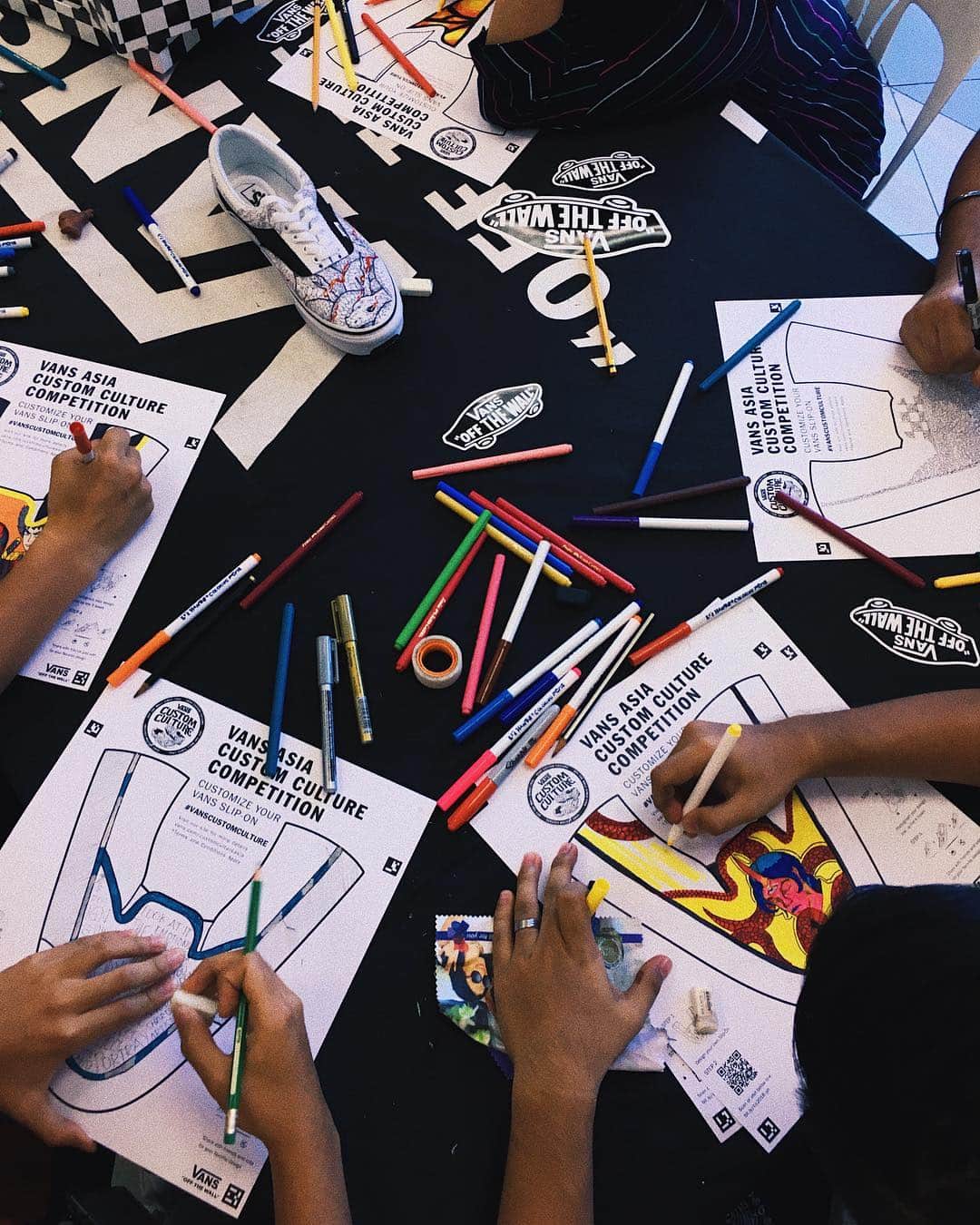 Vans Philippinesさんのインスタグラム写真 - (Vans PhilippinesInstagram)「Let your art speak your mind. Freely! Come and celebrate creative expression through art here at the #VansCustomCulture workshop at the Malayan Colleges Laguna! #VansPhilippines」4月25日 13時03分 - vansphilippines