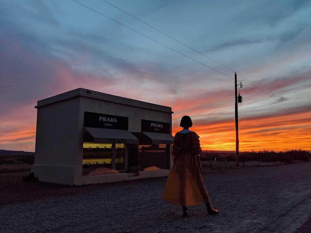 大屋夏南さんのインスタグラム写真 - (大屋夏南Instagram)「Unreal.  この夕日、凄すぎて、泣きそうになった。PRADA Marfa見れて感激❤️ストーリーズのビデオ見てお願い😭💕 ・ ・ #marfa #texas #pradamarfa #sunset #マーファ #テキサス」4月25日 13時04分 - __kana_oya__