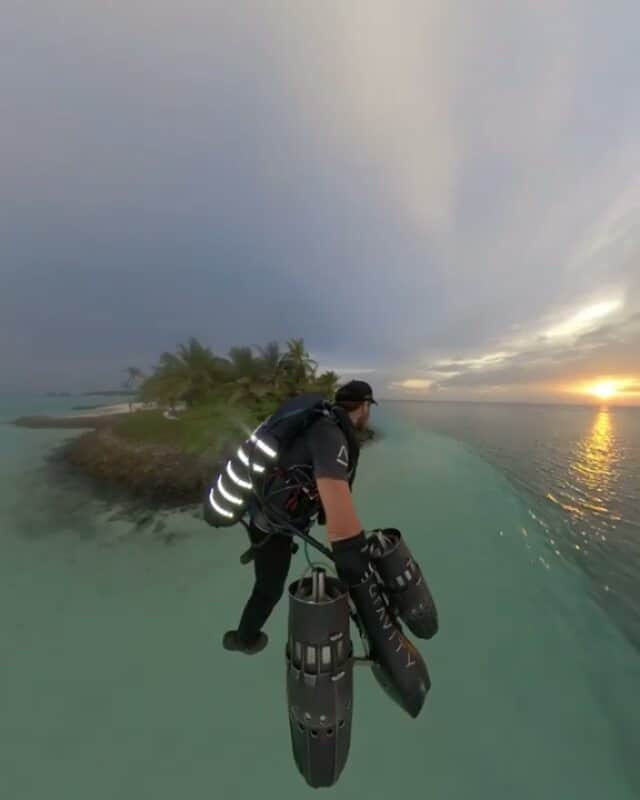 のインスタグラム：「@takeongravity Maldives flight 🇲🇻 📷 Insta360  Smoothed out full screen version of the same spectacular sunset flight the 'One & Only Reethi Rah」