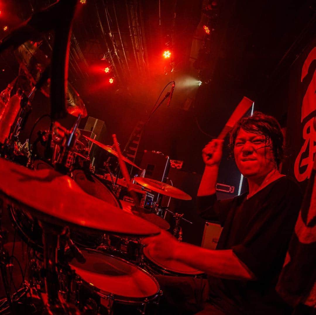 HIROSHIのインスタグラム：「20th Anniversary Beginning of the Story 新潟 studio NEXS 初めての会場平日にいっぱい集まってくれたみんなありがとう。 Dizzy Sunfistとの久々の2マンライブ楽しかった。  新潟また帰ってくるな。  本日はDizzy Sunfistと郡山 今日も良いライブをするぞ。 宜しくです!!!!!! photo  by @ninjajon  #rottengraffty  #ロットン」
