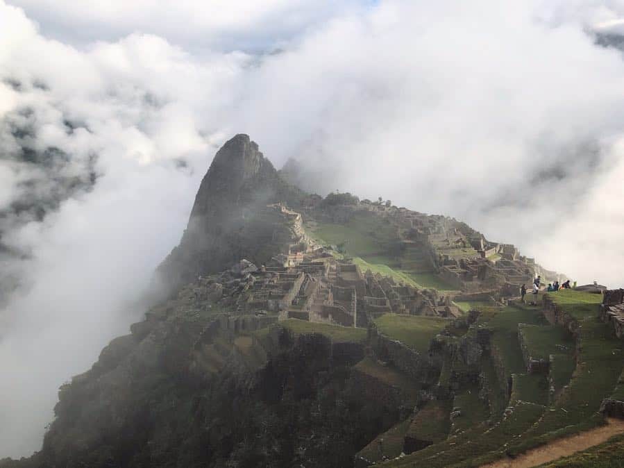 阿久津ゆりえさんのインスタグラム写真 - (阿久津ゆりえInstagram)「Machu Picchu DAY2. 朝やけのマチュピチュをみようとこの日は早朝からトライ。 最初は雨が降ってて何も見えなくてどうしようかと思ったけど、晴れ間が差し込んだ時のマチュピチュが幻想的で鳥肌が立ったよ🦜⛰ まるで絵画じゃないかっていうくらい美しかった...!!😭💓 #VisitPeru #ペルー #peru #意外性大国ペルー #マチュピチュ #machupicchu  #天空の城かと思った #タイムラプスも撮ったよ #リャマちゃんはこの日も可愛かったです #yurie_travel」4月25日 13時12分 - yurie__a