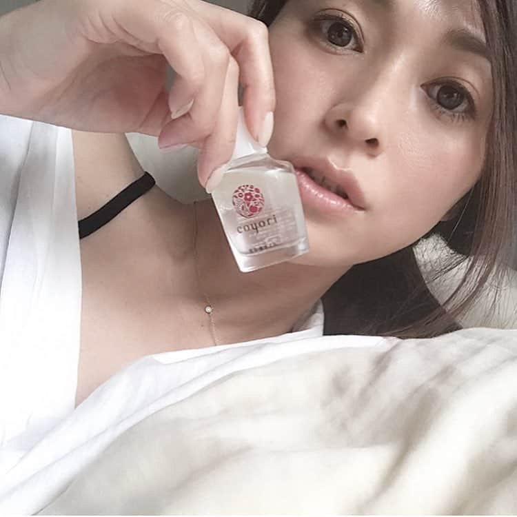 Michikoさんのインスタグラム写真 - (MichikoInstagram)「_______ MY RECENT SKINCARE ✔️ . #coyori の美容液オイル。 特に花粉や紫外線で肌ダメージを受けやすい今の季節に。 . 何年か前にも使っていたけれど、 最新号の誌面でリニューアルされた商品が紹介されていて また使い始めることに。 . . 皮脂の生成と増量に着目して、 より美肌に近づける成分を処方にしているとのこと。 . "オイル＝ベタつく" とイメージをしがちだけれど、 私は一年中オイル美容をしています。 . 特にcoyoriのものは、さらっとしていて使いやすい。 . それどころかリニューアルしたものは、 皮脂の酸化を防いでメラニンケアをしてくれるので 夏の透明肌を目指す人にとって、これからの季節にも◎ . . 優しく肌に馴染ませてハンドプレスすると、 肌がふっくらしますよ。 . 特に朝晩使えるし肌艶も良くなるので 気に入っています❤︎ . . #自然派化粧品 #美容液オイル .」4月25日 13時17分 - michiko.jp