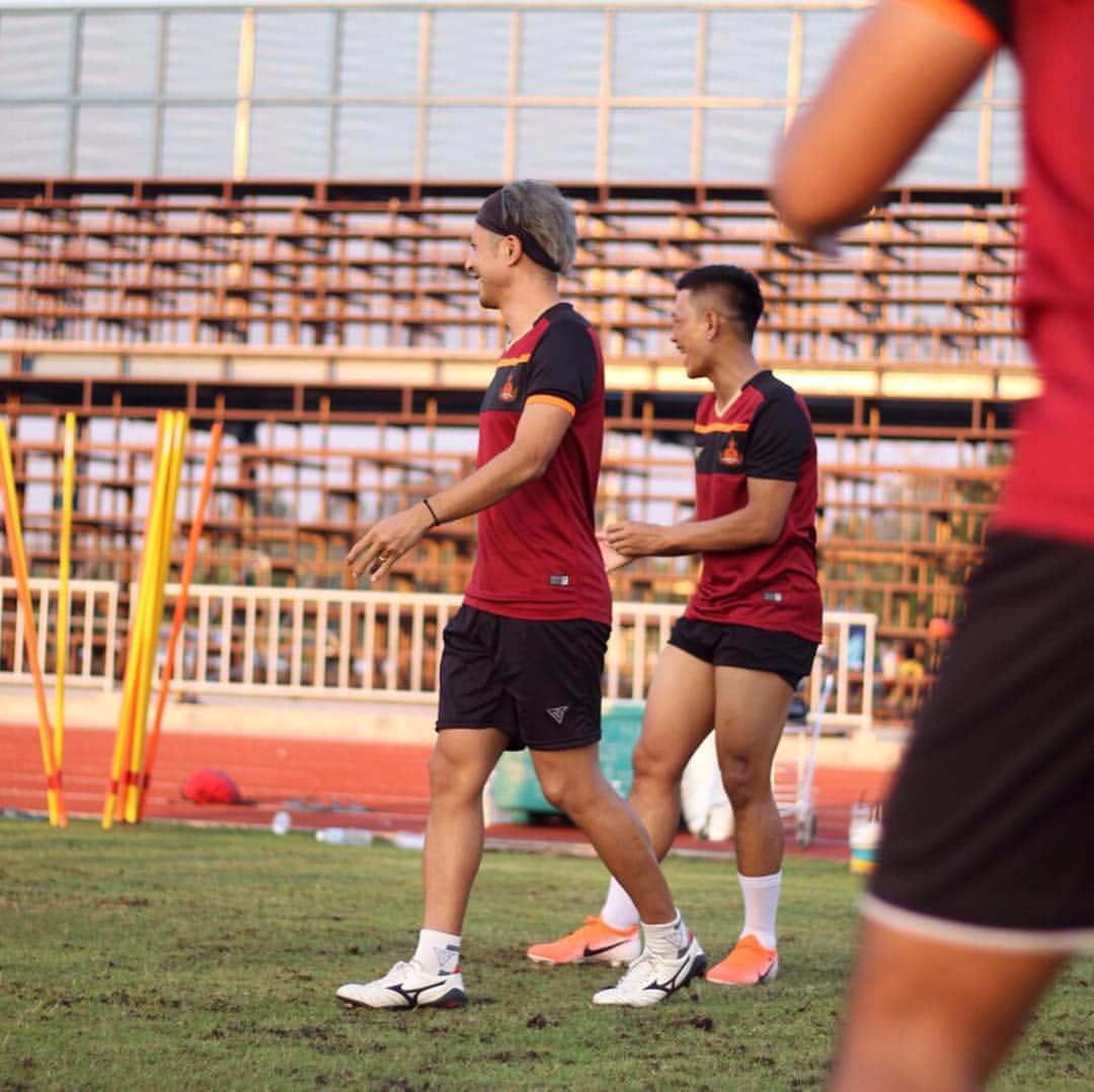 下地奨さんのインスタグラム写真 - (下地奨Instagram)「Keep your face to the sunshine.  #training #teamwork #behappy #alegria #football #udonthani #udfc #shoshimoji #ss10」4月25日 13時20分 - sho_shimoji