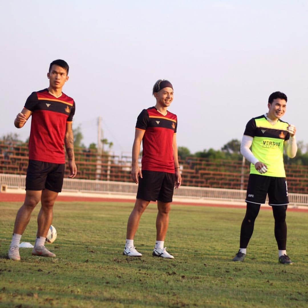 下地奨さんのインスタグラム写真 - (下地奨Instagram)「Keep your face to the sunshine.  #training #teamwork #behappy #alegria #football #udonthani #udfc #shoshimoji #ss10」4月25日 13時20分 - sho_shimoji