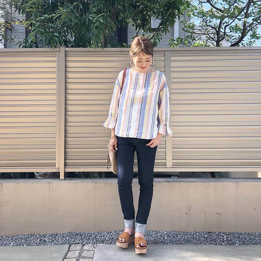 Kikuno Sayumiさんのインスタグラム写真 - (Kikuno SayumiInstagram)「〻linen blouse〻 ・ ・ ・ @fredy_official のリネンキャンディースリーブブラウス着回し𓍼 ・ ・ 明るい色味だからインディゴデニムで引き締め。 ・ ・ 迷ったらこのバッグ持っちゃうな〜何でも合う☺︎♥︎ ・ ・ ・ tops▶ @fredy_and_gloster bottoms▶ @uniqlo_ginza bag▶ @pichi__official ・ ・ ・  #カジュアル#春コーデ#패션스타그램#옷스타그램#오오티디#ファッション#コーデ#fashion#ママ#ママコーデ#ponte_fashion #プチプラコーデ#大人カジュアル#ヘアアレンジ#シンプルコーデ#オン眉#大人可愛い#ジユジョ#マタニティコーデ #ぷんにー#ママリ#ママリファッション#妊娠6ヶ月#pichi楽天市場店#fredyandgloster #fredyemue #フレディアンドグロスター#フレディと佐藤栞里」4月25日 13時20分 - sayumikikuno