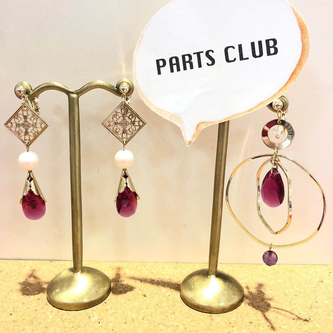 パーツクラブ Partsclub スタッフオリジナル商品さんのインスタグラム写真 - (パーツクラブ Partsclub スタッフオリジナル商品Instagram)「* 京都寺町通り店スタッフ作品のご紹介です(*´︶`*) . スタッフ全員でお揃いのスワロフスキー(#6106 030N 16mm)を それぞれアレンジした作品です💕 . 2枚目は、デザインバチカンを使った作品です。 初めての方でもあっという間に可愛いハンドメイドアクセサリーが お作り頂けるおススメのアイテムです！ 母の日に手作りアクセサリーのプレゼントなどいかがでしょうか🥰 . 3枚目は、キャップやフープなどを使ったシンプルなデザインの作品です！ ちらっと見えるスワロも真ん中でゆらゆら揺れるスワロもどちらも綺麗です✨✨ 詳しくはスタッフまでお問い合わせ下さい。 . 4枚目は、5月前半の手作り教室にも使われているクレイのアレンジ作品です。 襟クリップを使っているので、襟元に止まる虫さんがとても可愛らしい作品です🍀 . クレイのアレンジは無限大ですので、ご興味あれば教室のご参加お待ちしてます！ 手作り教室のご予約は随時受け付けております！！ . 京都店5月手作り教室の日程はこちら↓ (前半：クリスタルクレイ/後半：レジンフラワー) . 前半開催日：5/3(金)6(月)9(木)11(土)14(火) 後半開催日：5/17(金)20(月)23(水)25(土)28（火) 時　 間：11：00～/13：00～ . 事前にご予約いただければスムーズにご案内できます♪ スタッフ一同心よりお待ちしております。 TEL　075-213-4482 . #パーツクラブ #partsclub #パーツクラブ公式アカウント #ハンドメイド #ピアス #イヤリング #襟ピン #新商品 #春 #スワロフスキー #ルビー #母の日 #感謝 #お花 #フラワー #バチカン #フープ」4月25日 13時30分 - partsclub_staff