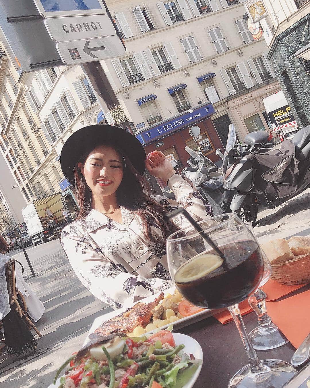MIKAさんのインスタグラム写真 - (MIKAInstagram)「とっても楽しかったランチ🍽🇫🇷🍷 嬉しい事も沢山言って頂いて… また頑張ろうと改めて思えた眩しいお昼でした😌💭 ご馳走様でした🤤✨ #latergram #paris #happy #lunch #itwasagoodday #france #latepost #パリ #フランス」4月25日 13時42分 - cjd_mika