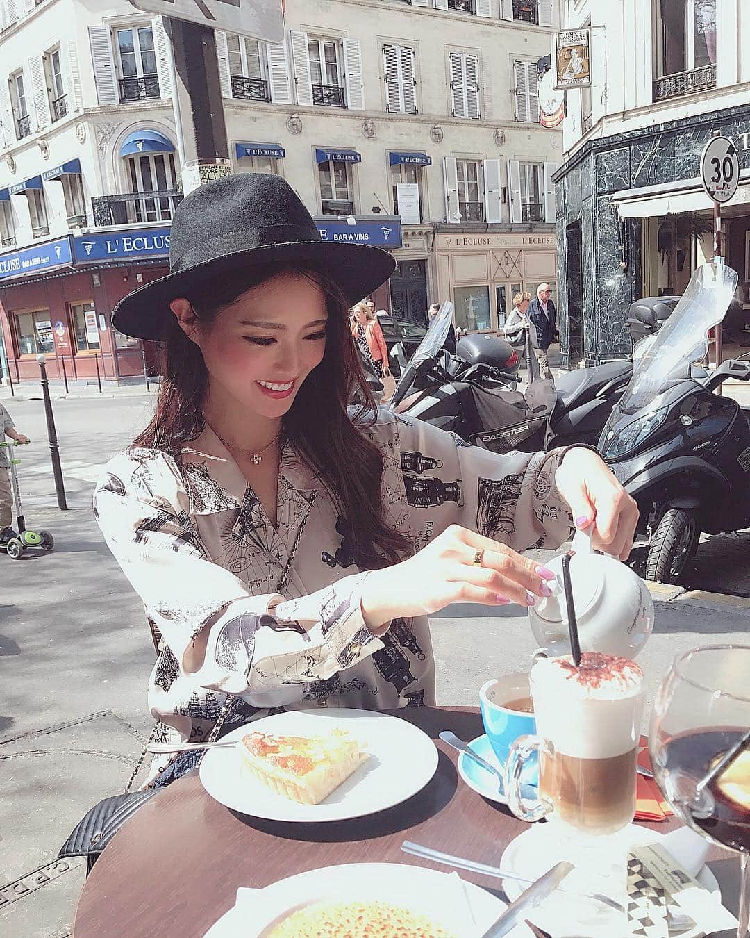 MIKAさんのインスタグラム写真 - (MIKAInstagram)「とっても楽しかったランチ🍽🇫🇷🍷 嬉しい事も沢山言って頂いて… また頑張ろうと改めて思えた眩しいお昼でした😌💭 ご馳走様でした🤤✨ #latergram #paris #happy #lunch #itwasagoodday #france #latepost #パリ #フランス」4月25日 13時42分 - cjd_mika