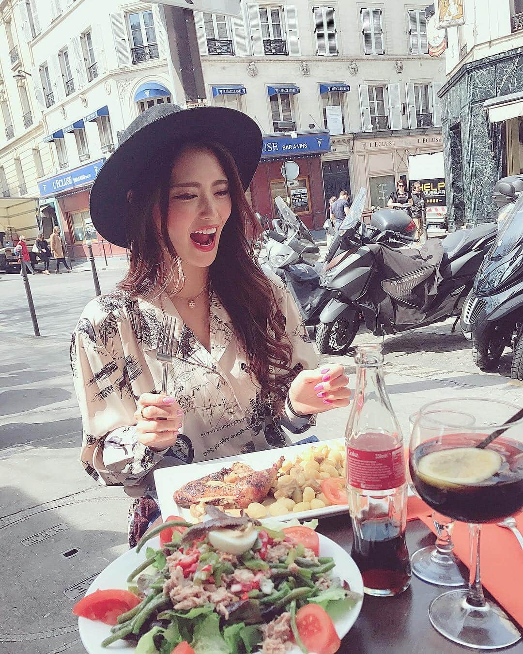 のインスタグラム：「とっても楽しかったランチ🍽🇫🇷🍷 嬉しい事も沢山言って頂いて… また頑張ろうと改めて思えた眩しいお昼でした😌💭 ご馳走様でした🤤✨ #latergram #paris #happy #lunch #itwasagoodday #france #latepost #パリ #フランス」