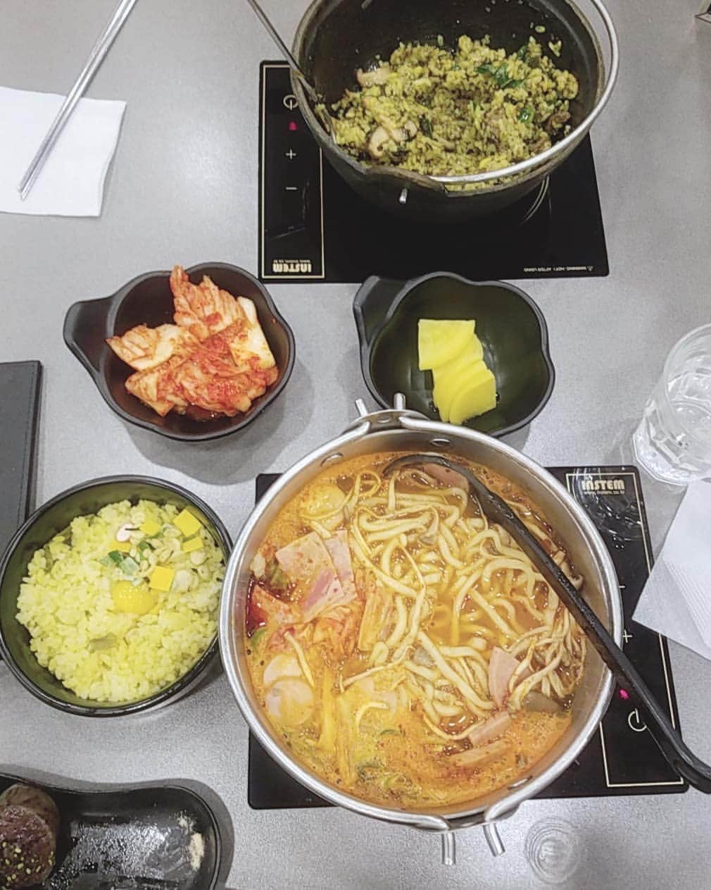 黛実希さんのインスタグラム写真 - (黛実希Instagram)「韓国に1人旅したときとか、1人でご飯食べることになった！！って時に使える弘大(ホンデ)にある『おひとり様専用食堂』💕🍴💕 1人で食べれるお鍋屋さんで店内は1人で食べに来てる人ばかりだよ♡ あたしはママと行ったけど、ほとんど1人で来てる人ばっかり🙆💘 * あたしは毎回プデチゲでママも毎回プルコギチャーハン💕←冒険しない母娘。笑 * 場所は弘大入口駅9番出口出て左側にKFCがある建物の中に入った奥にあるよ💗 『맛송송(マッソンソン)』ってゆう名前のお店でドアでパステルピンクで可愛いからすぐ分かるよ👌 ここはいつ行っても店員さんが皆優しい😭❤️ * * * #みきぐるめ#韓国グルメ#韓国一人旅#韓国#韓国旅行#韓国好き#韓国カフェ#インスタグラマー#インフルエンサー#韓国好きな人と繋がりたい#ピンク好きな人と繋がりたい#ピンクコーデ#좋아요반사#반사#팔로우#맞팔#선팔#소통#맞팔해요#소통해요#셀카#여행스타그램#데일리룩#travelgram#followme」4月25日 13時42分 - candymiiiki