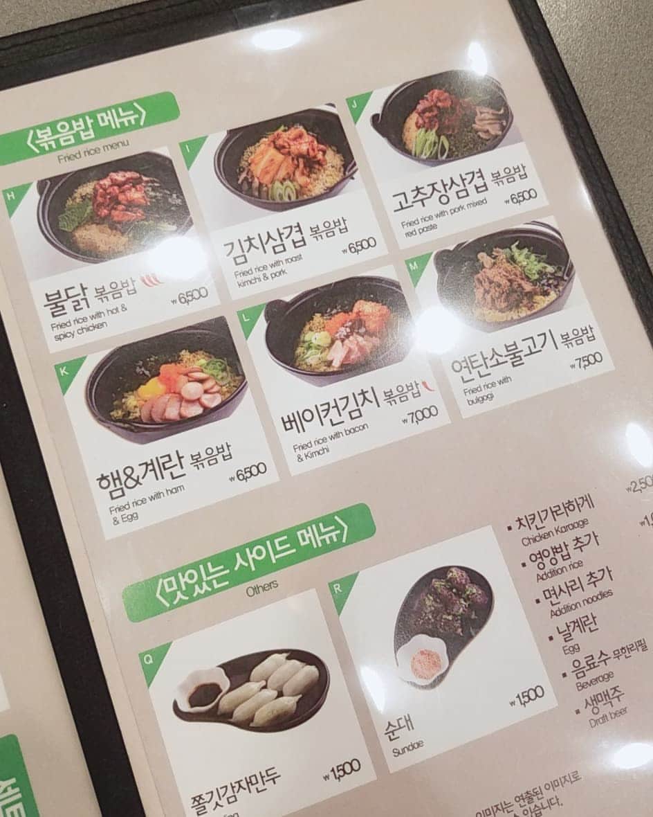 黛実希さんのインスタグラム写真 - (黛実希Instagram)「韓国に1人旅したときとか、1人でご飯食べることになった！！って時に使える弘大(ホンデ)にある『おひとり様専用食堂』💕🍴💕 1人で食べれるお鍋屋さんで店内は1人で食べに来てる人ばかりだよ♡ あたしはママと行ったけど、ほとんど1人で来てる人ばっかり🙆💘 * あたしは毎回プデチゲでママも毎回プルコギチャーハン💕←冒険しない母娘。笑 * 場所は弘大入口駅9番出口出て左側にKFCがある建物の中に入った奥にあるよ💗 『맛송송(マッソンソン)』ってゆう名前のお店でドアでパステルピンクで可愛いからすぐ分かるよ👌 ここはいつ行っても店員さんが皆優しい😭❤️ * * * #みきぐるめ#韓国グルメ#韓国一人旅#韓国#韓国旅行#韓国好き#韓国カフェ#インスタグラマー#インフルエンサー#韓国好きな人と繋がりたい#ピンク好きな人と繋がりたい#ピンクコーデ#좋아요반사#반사#팔로우#맞팔#선팔#소통#맞팔해요#소통해요#셀카#여행스타그램#데일리룩#travelgram#followme」4月25日 13時42分 - candymiiiki