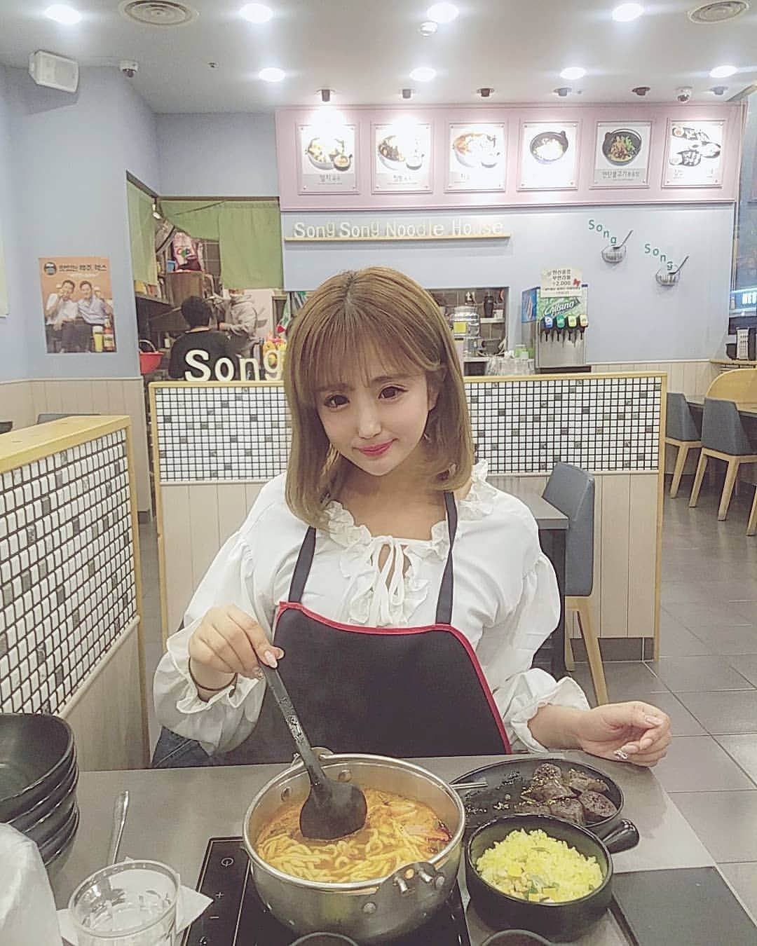 黛実希さんのインスタグラム写真 - (黛実希Instagram)「韓国に1人旅したときとか、1人でご飯食べることになった！！って時に使える弘大(ホンデ)にある『おひとり様専用食堂』💕🍴💕 1人で食べれるお鍋屋さんで店内は1人で食べに来てる人ばかりだよ♡ あたしはママと行ったけど、ほとんど1人で来てる人ばっかり🙆💘 * あたしは毎回プデチゲでママも毎回プルコギチャーハン💕←冒険しない母娘。笑 * 場所は弘大入口駅9番出口出て左側にKFCがある建物の中に入った奥にあるよ💗 『맛송송(マッソンソン)』ってゆう名前のお店でドアでパステルピンクで可愛いからすぐ分かるよ👌 ここはいつ行っても店員さんが皆優しい😭❤️ * * * #みきぐるめ#韓国グルメ#韓国一人旅#韓国#韓国旅行#韓国好き#韓国カフェ#インスタグラマー#インフルエンサー#韓国好きな人と繋がりたい#ピンク好きな人と繋がりたい#ピンクコーデ#좋아요반사#반사#팔로우#맞팔#선팔#소통#맞팔해요#소통해요#셀카#여행스타그램#데일리룩#travelgram#followme」4月25日 13時42分 - candymiiiki