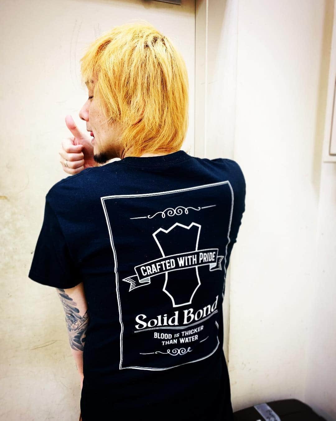 横山健さんのインスタグラム写真 - (横山健Instagram)「オレがデザインしたTシャツシリーズ 1  オレの友人が今年スタートした「Solid Bond」というギターブランドのTシャツ。 フロントはブランドロゴなので、背中を見てもらうずらー！  うーん、アンティーク調のデザインがイケてるねぇ（アンティーク調って一体なんずら？） ここでもんげーエピソードが。 このTシャツをデザインしながら「ギターのヘッドが入ってたりしたらバカ渋かもなぁ……」となんとなく描いたギターヘッド。 なんとこれで Solid Bond オリジナルギターを作ることになり！！最近試作品が届き！！早速昨日の名古屋でのライブでデビューしてしまったずらー！！！！！ いい音してたから、ギターも近い将来にリリースできるね！  ちなみにこの Solid Bond のTシャツ、東京の田端にある路面店でしか販売してません。 興味がある方は「Solid Bond 田端」で検索してみてくださーい！  #solidbond #kenyokoyama #横山健」4月25日 13時36分 - kenyokoyamaofficial