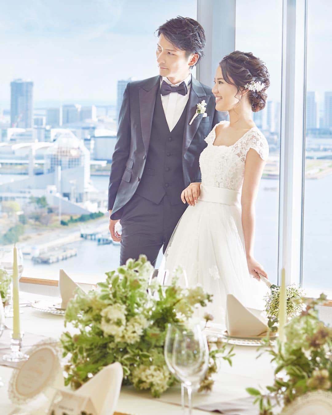 家族挙式さんのインスタグラム写真 - (家族挙式Instagram)「@kazoku_wedding をフォローして、 #家族挙式 でお写真を投稿してくださいね＊* . ------------------- 眼前に広がる東京ベイのパノラマ。 美しい景観とハイブランドホテルの総合力で ゲストさまをおもてなしします。  会場名：オーシャンビューチャペル・トーキョーベイ ------------------- . ❁テレビCM放映中 ▹▸ ”家族挙式ベスト”なら 【挙式・衣裳・美容・写真】が含まれたプランが97,200円〜叶います＊ ▽予約はTOPのリンクから❁ >>> @kazoku_wedding ------------------- #家族挙式 #ベストアニバーサリー #家族 #Family #家族婚  #bestanniversary #少人数婚 #wedding #ウェディング #結婚式#フォトウェディング #プレ花嫁 #卒花 #日本中のプレ花嫁さんと繋がりたい #花嫁 #卒花嫁 #国内挙式  #結婚式準備 #weddingtbt #プラコレ#Dressy花嫁 #2019年春婚 #2019年夏婚 #2019年秋婚#2019年冬婚 #セントアクアチャペル #洋装 #ウェディングドレス #披露宴」4月25日 13時47分 - kazoku_wedding