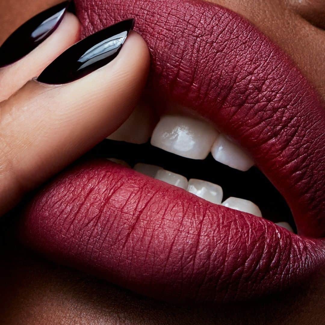 M•A•C Cosmetics Franceさんのインスタグラム写真 - (M•A•C Cosmetics FranceInstagram)「M·A·C - MEET YOUR MATTE 💄 Entrez dans l'univers des rouges à lèvres mat M·A·C ! Quels sont vos attentes pour un rouge à lèvres mat ? 😉  Teinte : Rouge à lèvres Powder Kiss "Burning Love" Crédit photo : maccosmetics #maccosmetics #maccosmeticsfrance #macmeetyourmatte #meetyourmatte #powderkiss #macpowderkiss #macretromatte #retromatteliquide #maclipsticks」4月25日 14時00分 - maccosmeticsfrance
