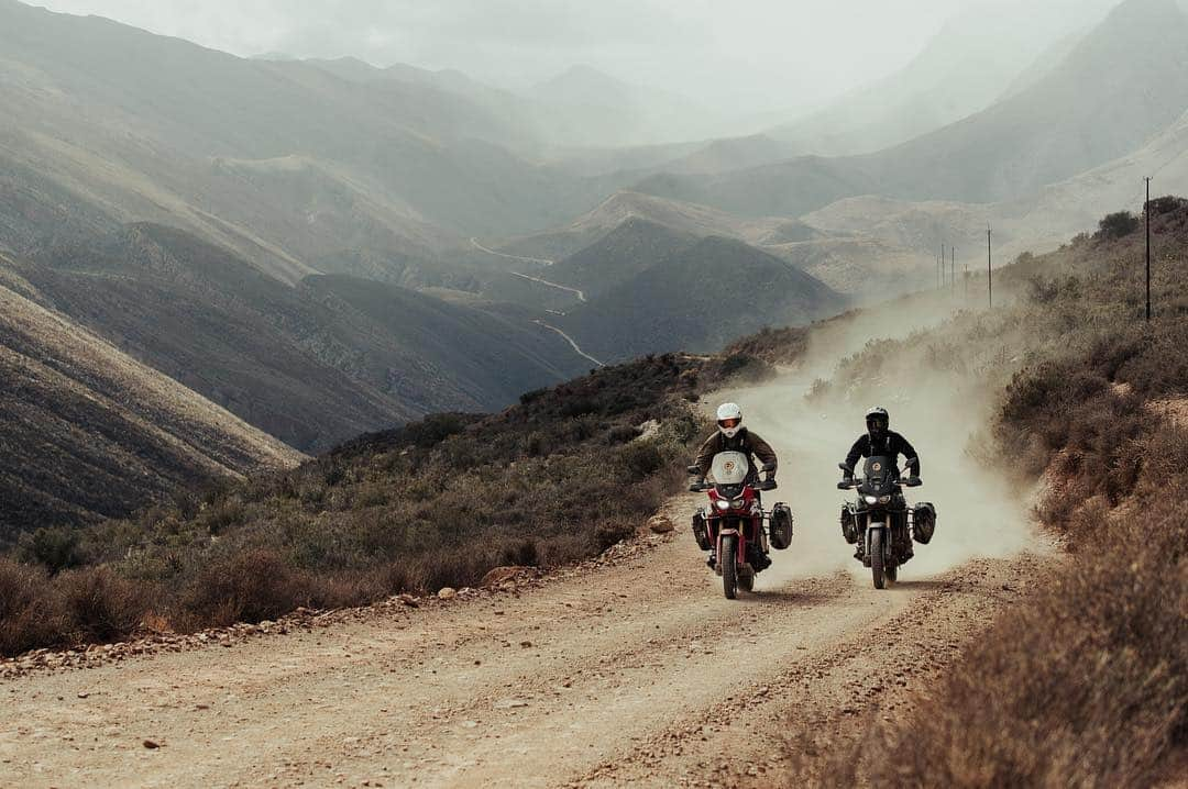 Honda Powersports USさんのインスタグラム写真 - (Honda Powersports USInstagram)「Traveling the road less traveled ✌️#TrueAdventure #AfricaTwin 📸: @harrymarkphoto @forrestminchinton @motosafari」4月25日 13時56分 - honda_powersports_us