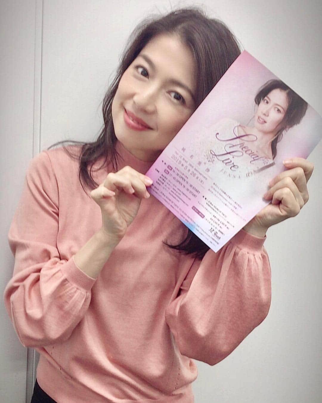 純名里沙さんのインスタグラム写真 - (純名里沙Instagram)「昨日は、新たにファンクラブにご入会くださった皆さまに直筆でのお礼状を書きにファンクラブ事務所へ^ - ^ この度も全国各地からのお申込み、ありがとうございます😊✨❤️ ・ その後、5月26日（日）のライブでもご一緒いただく、ギタリスト笹子重治さん率いるショーロクラブのコンサートを聴きに初台の近江楽堂へ♫✨ ・ アンプラグドの完全生音で、結成30周年のユニットの、なんとも芳醇な、全てをつつみ込んでくれる様な贅沢なサウンドに心から酔いしれました。。✨ 素晴らしかった！！！ ・ そしてそして‼︎ 5/26 @渋谷 JZ Bratでの久しぶりのライブもいよいよ１か月前となって来ました‼️✨ 素晴らしいミュージシャンの方々とのセッションに今からワクワクが止まりません(≧∀≦)是非とも、いらしてくださいね❤️よろしくお願い致します🤲✨ ・ ☎︎ご予約はお電話にて受付中‼︎ （↓下記までご連絡ください。） JZ Brat SOUND OF TOKYO　 電話　03-5728-0168（平日15:00～21:00） ☆HPからは２４時間予約可能です‼︎☆ http://www.jzbrat.com ・ ・ 詳しくはこちら↓💁‍♀️ http://www.risajunna.com/news.cgi/view/145 ・ #純名里沙 #risajunna  #ファンクラブ #ご入会特典 #ご入会募集中  #5月26日 #ライブ #jzbrat  #ギター #笹子重治 #チェロ #柏木広樹 #ピアノ #佐藤浩一 #楽しみすぎる  #是非 #観に #聴きに来てくださいね」4月25日 14時02分 - risajunna3158