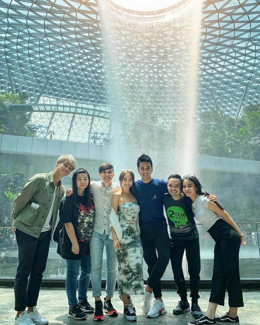ソニアのインスタグラム：「So much love for our video team that always pimp out our music videos 🖤 Y’all ain’t ready for this next one... It was filmed entirely in @jewelchangiairport early this morning, adapted from Please Me by @brunomars and @iamcardib 🤪 Watch this space! . Full outfit from @topshop_sg 💁🏼‍♀️ #jewelchangiairport」
