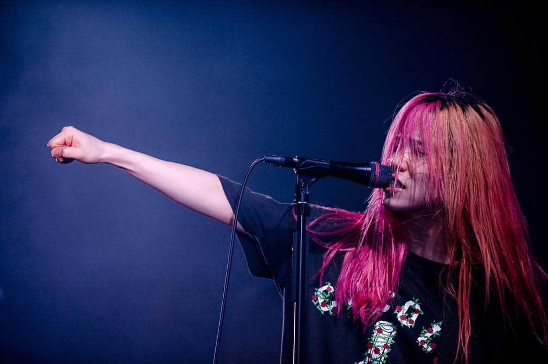 あやぺたのインスタグラム：「ROTTENGRAFFTY 20th Anniversary Beginning of the Story、新潟nexs。 はじめてのライブハウスでした。今日もはじめてのライブハウス郡山hip shot。 ロットン兄さんとツアー2日目🌞やーまんするで🌞  photo by @ninjajon」