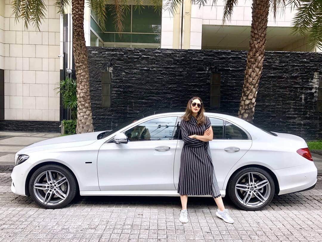 Araya Alberta Hargateさんのインスタグラム写真 - (Araya Alberta HargateInstagram)「Catch on, darling ❤️⚡ #MercedesBenz #EClass #MercedesBenzThailand #SwitchtoEQ #EQPower #MBChom #MBStarShot」4月25日 14時32分 - chomismaterialgirl