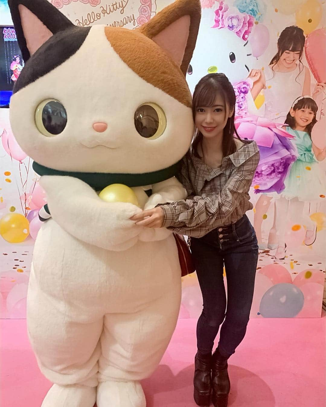 安森彩那さんのインスタグラム写真 - (安森彩那Instagram)「セシルンティ( @cecil_tanaka )Hello Kitty 45th Anniversary レセプションパーティにいってきました♥ 3枚目. 思いやりパワーポーズを セシルンティから伝授して、最後あそこまでのポーズができました。 さすが師匠。 - 4枚目. 双子Kitty！？ 次の回で並んで写真を撮ってもらおうと並びました。もうすでに行列。 30分経って、やっと最前列に、 「キティちゃーん！と駆け寄ると」！？ そこには#かぶきにゃんたろう  がいました。 なぬー？！と思ったけど、かわいいと思っちゃった。 HELLO KITTYミニショーもみれたし、満足!! 10枚目. 直営ショップ「サンリオギフトゲート浅草店」を2019年4月27日（土）10時半にオープン!! 着物姿のハローキティが乗った人力車と、車輪や屋根にハローキティをデザインした特別仕様のハローキティ人力車（上写真）の2台が浅草の街を走るオープニングイベント（雨天時はハローキティ人力車のみ）を12時と15時に行うんだって。4月28日（日）には、着物姿のハローキティとハローキティ人力車とのフォトセッションを浅草花やしき園内広場にて開催！行きたいけど稽古と撮影会だー！ 行けてとーってもニコハピルンティな気持ちになれたよ♥ セシルンティありがとう( ⸝⸝⸝⁼̴́⌄⁼̴̀⸝⸝⸝)♥ ‪- - - - - - - - - - - - - - - - - ✄‬ 4月25日【今日です】 小倉ちゃちゃちゃラジオ 『初恋居酒屋』@大塚ドリームシアター <時間> 1部 19:00〜 2部 20:10〜 物販 21:00〜 <料金> 各部1800+D <場所> 大塚ドリームシアター <MC> 初恋タロー <ゲスト> 根本羽衣 堀ノ内翼 東雲しの まーこ 安森彩那 古川龍慶 楠ほのか 初瀬川博人 ‪- - - - - - - - - - - - - - - - - ✄‬ #サンリオ #サンリオ #東京  #浅草 #人力車 #かわいい #JAPAN #tokyo #sanrio #hellokitty #45th」4月25日 14時34分 - ayana.y_official