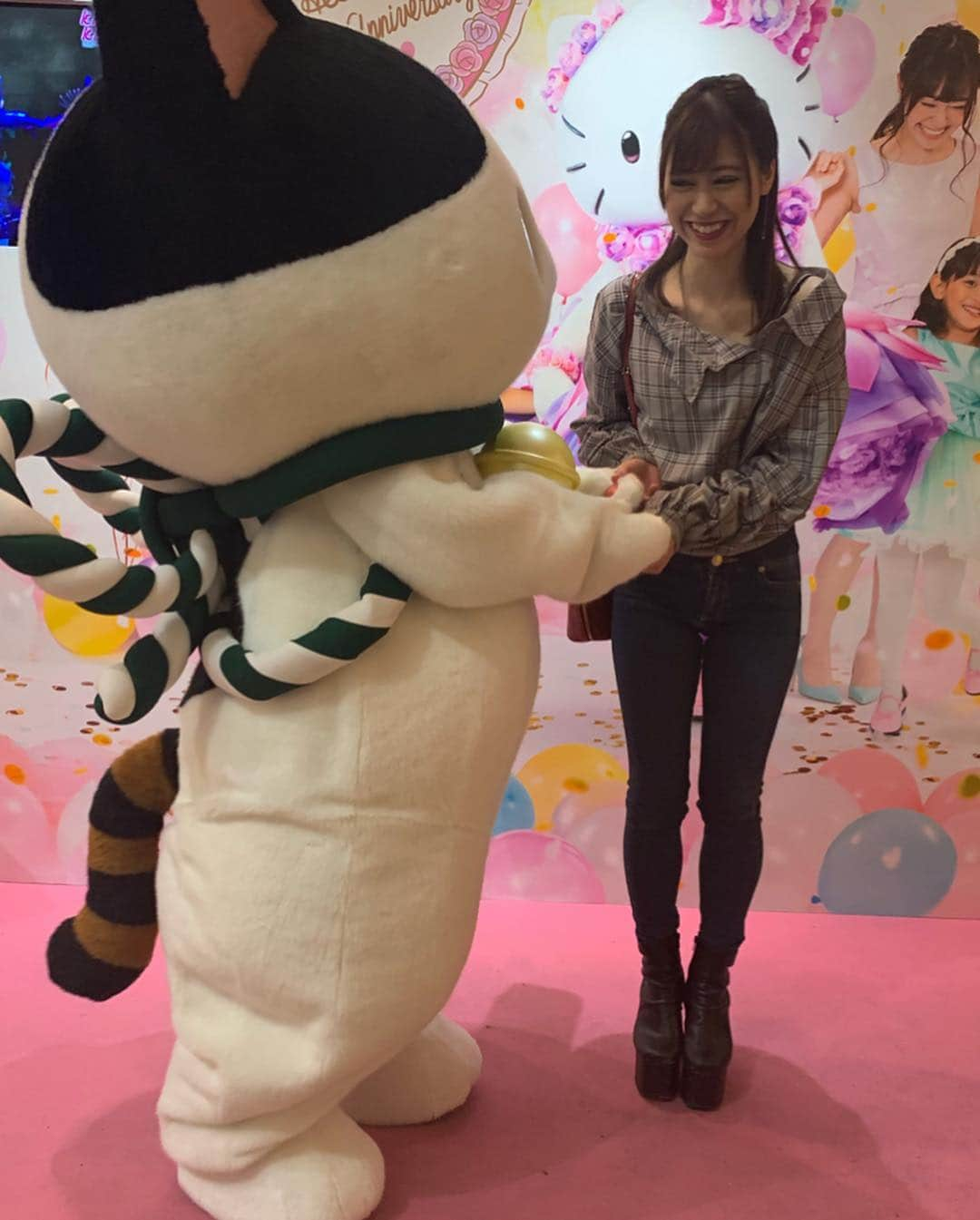 安森彩那さんのインスタグラム写真 - (安森彩那Instagram)「セシルンティ( @cecil_tanaka )Hello Kitty 45th Anniversary レセプションパーティにいってきました♥ 3枚目. 思いやりパワーポーズを セシルンティから伝授して、最後あそこまでのポーズができました。 さすが師匠。 - 4枚目. 双子Kitty！？ 次の回で並んで写真を撮ってもらおうと並びました。もうすでに行列。 30分経って、やっと最前列に、 「キティちゃーん！と駆け寄ると」！？ そこには#かぶきにゃんたろう  がいました。 なぬー？！と思ったけど、かわいいと思っちゃった。 HELLO KITTYミニショーもみれたし、満足!! 10枚目. 直営ショップ「サンリオギフトゲート浅草店」を2019年4月27日（土）10時半にオープン!! 着物姿のハローキティが乗った人力車と、車輪や屋根にハローキティをデザインした特別仕様のハローキティ人力車（上写真）の2台が浅草の街を走るオープニングイベント（雨天時はハローキティ人力車のみ）を12時と15時に行うんだって。4月28日（日）には、着物姿のハローキティとハローキティ人力車とのフォトセッションを浅草花やしき園内広場にて開催！行きたいけど稽古と撮影会だー！ 行けてとーってもニコハピルンティな気持ちになれたよ♥ セシルンティありがとう( ⸝⸝⸝⁼̴́⌄⁼̴̀⸝⸝⸝)♥ ‪- - - - - - - - - - - - - - - - - ✄‬ 4月25日【今日です】 小倉ちゃちゃちゃラジオ 『初恋居酒屋』@大塚ドリームシアター <時間> 1部 19:00〜 2部 20:10〜 物販 21:00〜 <料金> 各部1800+D <場所> 大塚ドリームシアター <MC> 初恋タロー <ゲスト> 根本羽衣 堀ノ内翼 東雲しの まーこ 安森彩那 古川龍慶 楠ほのか 初瀬川博人 ‪- - - - - - - - - - - - - - - - - ✄‬ #サンリオ #サンリオ #東京  #浅草 #人力車 #かわいい #JAPAN #tokyo #sanrio #hellokitty #45th」4月25日 14時34分 - ayana.y_official