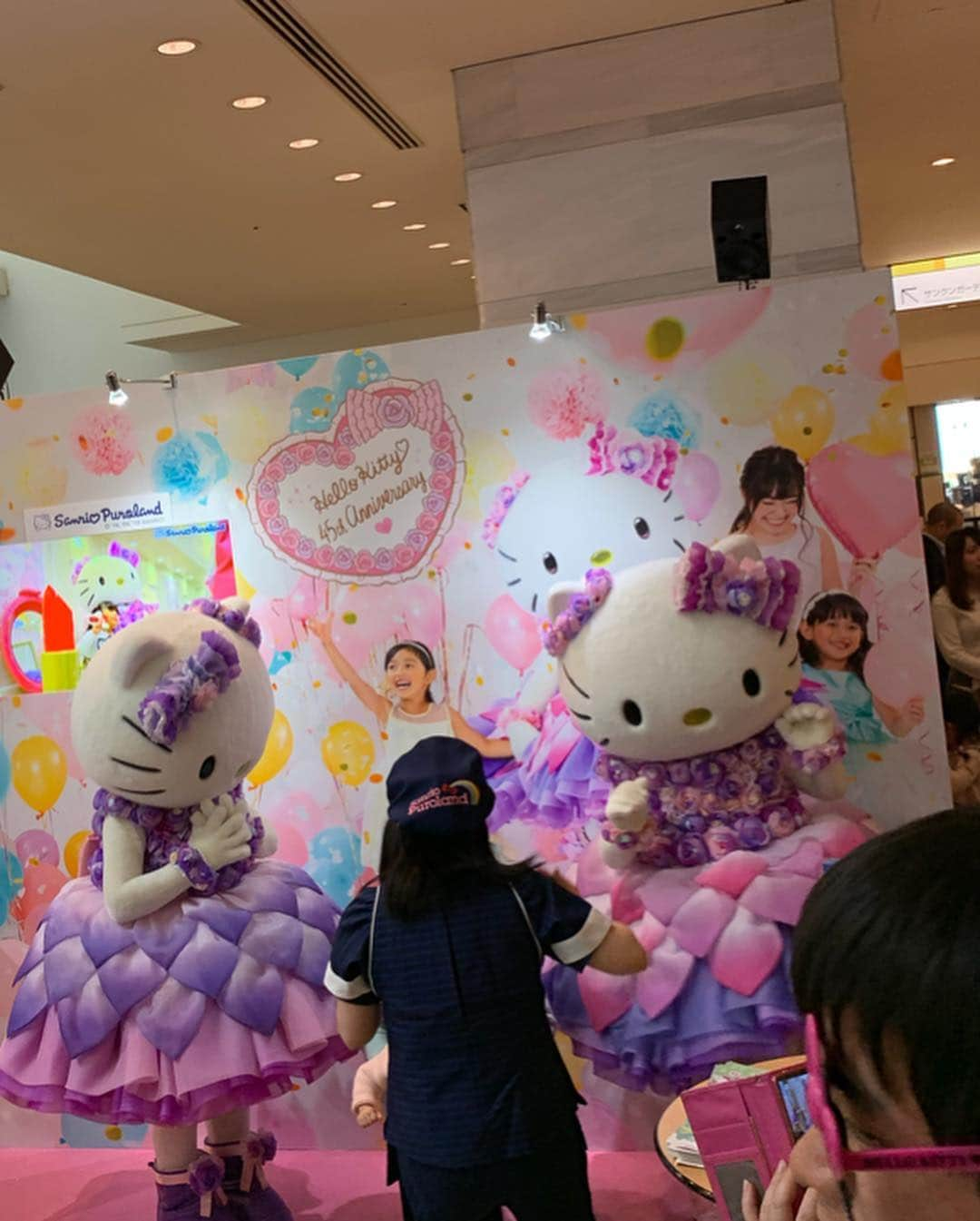 安森彩那さんのインスタグラム写真 - (安森彩那Instagram)「セシルンティ( @cecil_tanaka )Hello Kitty 45th Anniversary レセプションパーティにいってきました♥ 3枚目. 思いやりパワーポーズを セシルンティから伝授して、最後あそこまでのポーズができました。 さすが師匠。 - 4枚目. 双子Kitty！？ 次の回で並んで写真を撮ってもらおうと並びました。もうすでに行列。 30分経って、やっと最前列に、 「キティちゃーん！と駆け寄ると」！？ そこには#かぶきにゃんたろう  がいました。 なぬー？！と思ったけど、かわいいと思っちゃった。 HELLO KITTYミニショーもみれたし、満足!! 10枚目. 直営ショップ「サンリオギフトゲート浅草店」を2019年4月27日（土）10時半にオープン!! 着物姿のハローキティが乗った人力車と、車輪や屋根にハローキティをデザインした特別仕様のハローキティ人力車（上写真）の2台が浅草の街を走るオープニングイベント（雨天時はハローキティ人力車のみ）を12時と15時に行うんだって。4月28日（日）には、着物姿のハローキティとハローキティ人力車とのフォトセッションを浅草花やしき園内広場にて開催！行きたいけど稽古と撮影会だー！ 行けてとーってもニコハピルンティな気持ちになれたよ♥ セシルンティありがとう( ⸝⸝⸝⁼̴́⌄⁼̴̀⸝⸝⸝)♥ ‪- - - - - - - - - - - - - - - - - ✄‬ 4月25日【今日です】 小倉ちゃちゃちゃラジオ 『初恋居酒屋』@大塚ドリームシアター <時間> 1部 19:00〜 2部 20:10〜 物販 21:00〜 <料金> 各部1800+D <場所> 大塚ドリームシアター <MC> 初恋タロー <ゲスト> 根本羽衣 堀ノ内翼 東雲しの まーこ 安森彩那 古川龍慶 楠ほのか 初瀬川博人 ‪- - - - - - - - - - - - - - - - - ✄‬ #サンリオ #サンリオ #東京  #浅草 #人力車 #かわいい #JAPAN #tokyo #sanrio #hellokitty #45th」4月25日 14時34分 - ayana.y_official