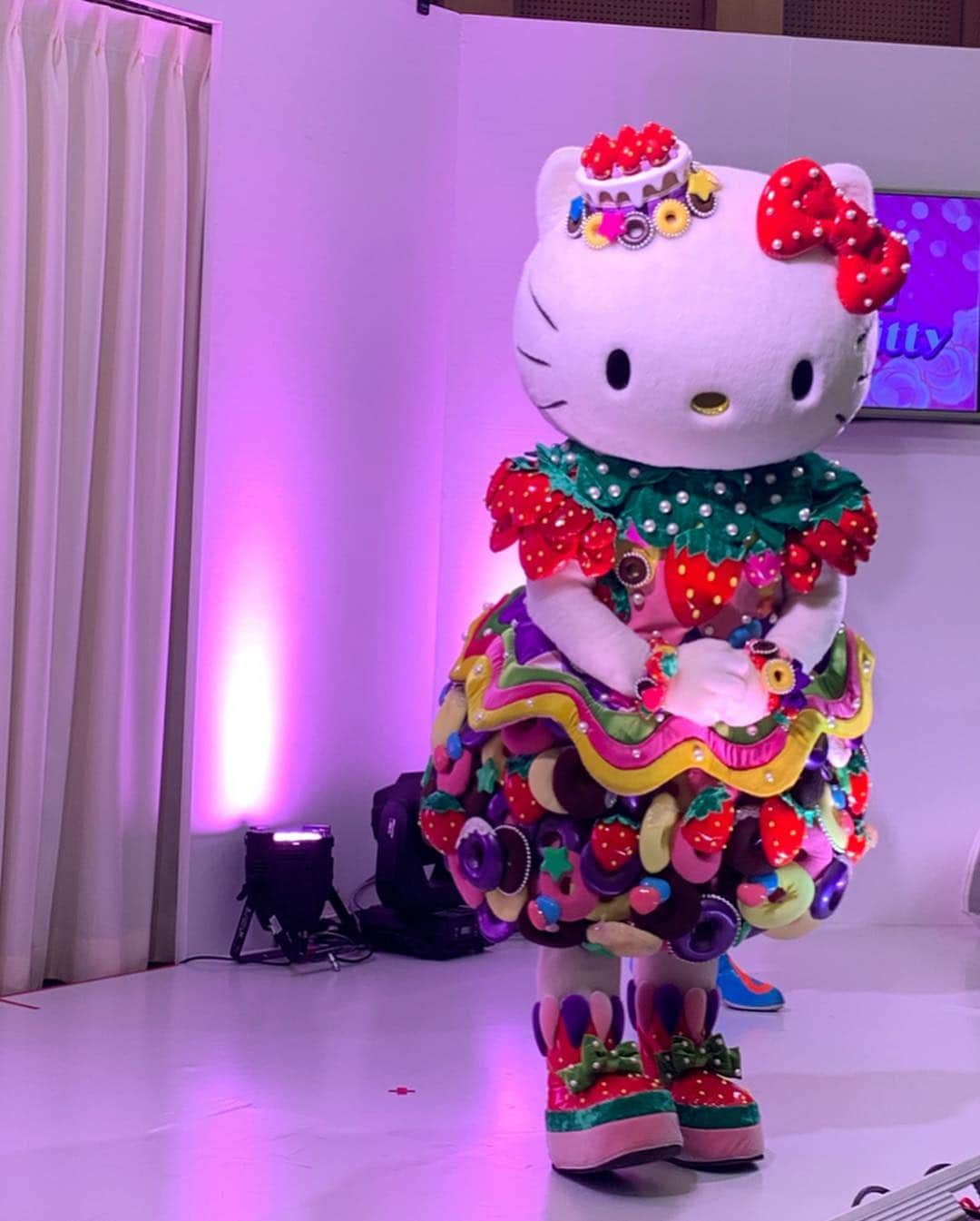 安森彩那さんのインスタグラム写真 - (安森彩那Instagram)「セシルンティ( @cecil_tanaka )Hello Kitty 45th Anniversary レセプションパーティにいってきました♥ 3枚目. 思いやりパワーポーズを セシルンティから伝授して、最後あそこまでのポーズができました。 さすが師匠。 - 4枚目. 双子Kitty！？ 次の回で並んで写真を撮ってもらおうと並びました。もうすでに行列。 30分経って、やっと最前列に、 「キティちゃーん！と駆け寄ると」！？ そこには#かぶきにゃんたろう  がいました。 なぬー？！と思ったけど、かわいいと思っちゃった。 HELLO KITTYミニショーもみれたし、満足!! 10枚目. 直営ショップ「サンリオギフトゲート浅草店」を2019年4月27日（土）10時半にオープン!! 着物姿のハローキティが乗った人力車と、車輪や屋根にハローキティをデザインした特別仕様のハローキティ人力車（上写真）の2台が浅草の街を走るオープニングイベント（雨天時はハローキティ人力車のみ）を12時と15時に行うんだって。4月28日（日）には、着物姿のハローキティとハローキティ人力車とのフォトセッションを浅草花やしき園内広場にて開催！行きたいけど稽古と撮影会だー！ 行けてとーってもニコハピルンティな気持ちになれたよ♥ セシルンティありがとう( ⸝⸝⸝⁼̴́⌄⁼̴̀⸝⸝⸝)♥ ‪- - - - - - - - - - - - - - - - - ✄‬ 4月25日【今日です】 小倉ちゃちゃちゃラジオ 『初恋居酒屋』@大塚ドリームシアター <時間> 1部 19:00〜 2部 20:10〜 物販 21:00〜 <料金> 各部1800+D <場所> 大塚ドリームシアター <MC> 初恋タロー <ゲスト> 根本羽衣 堀ノ内翼 東雲しの まーこ 安森彩那 古川龍慶 楠ほのか 初瀬川博人 ‪- - - - - - - - - - - - - - - - - ✄‬ #サンリオ #サンリオ #東京  #浅草 #人力車 #かわいい #JAPAN #tokyo #sanrio #hellokitty #45th」4月25日 14時34分 - ayana.y_official