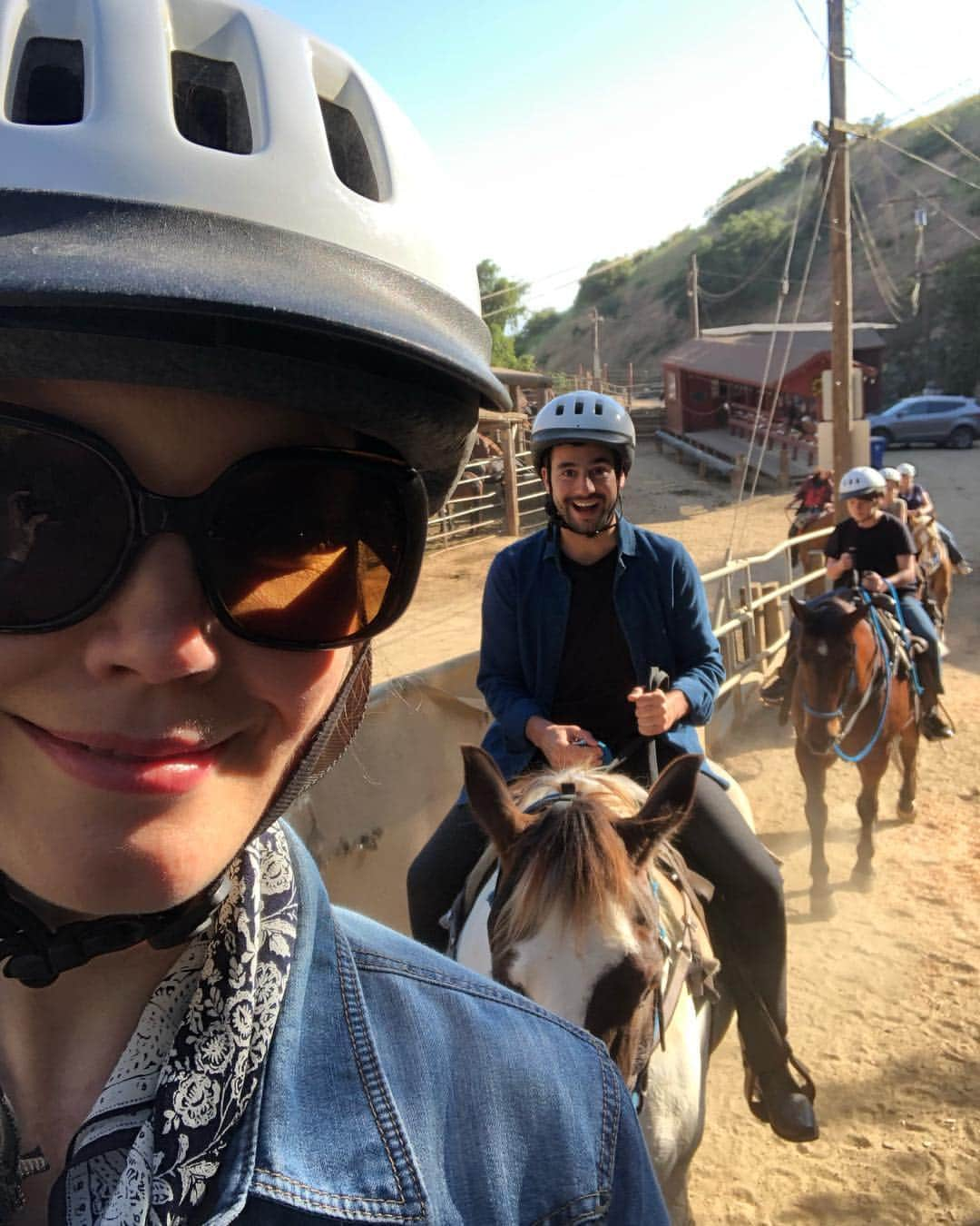 ベラミー・ヤングさんのインスタグラム写真 - (ベラミー・ヤングInstagram)「We went HORSEBACK RIDING today! 🐴🌅🥰 Thank you, @sunsetranchhollywood & #EvaMorris (& our horses: Violet & Frosty 🤓) for giving us such a beautiful sunset ride! Hope everybody had an equally beautiful afternoon! ❤️💗❤️💗❤️」4月25日 14時43分 - bellamyyoung