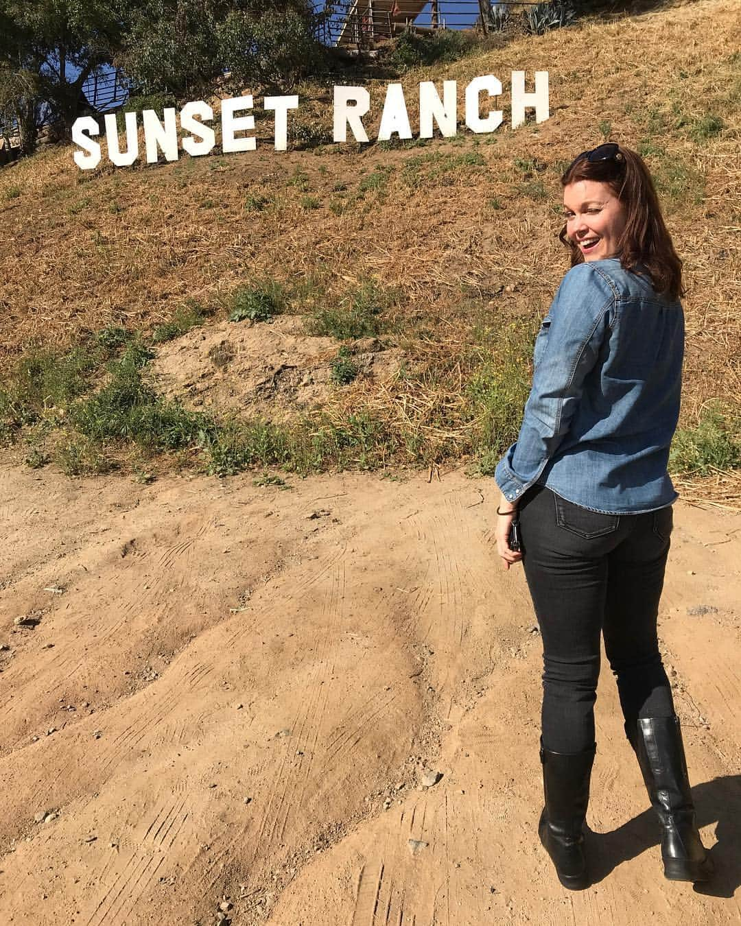 ベラミー・ヤングさんのインスタグラム写真 - (ベラミー・ヤングInstagram)「We went HORSEBACK RIDING today! 🐴🌅🥰 Thank you, @sunsetranchhollywood & #EvaMorris (& our horses: Violet & Frosty 🤓) for giving us such a beautiful sunset ride! Hope everybody had an equally beautiful afternoon! ❤️💗❤️💗❤️」4月25日 14時43分 - bellamyyoung