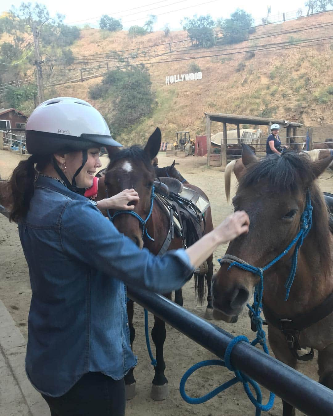 ベラミー・ヤングさんのインスタグラム写真 - (ベラミー・ヤングInstagram)「We went HORSEBACK RIDING today! 🐴🌅🥰 Thank you, @sunsetranchhollywood & #EvaMorris (& our horses: Violet & Frosty 🤓) for giving us such a beautiful sunset ride! Hope everybody had an equally beautiful afternoon! ❤️💗❤️💗❤️」4月25日 14時43分 - bellamyyoung