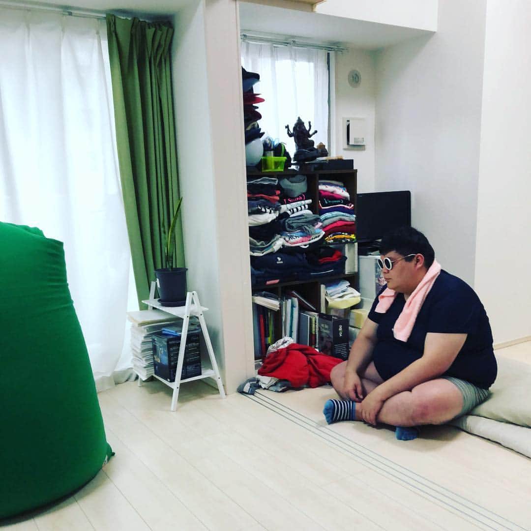 カバのインスタグラム：「‪本日のでぶ活。 この一週間で、3回部屋の模様替えをした。最初に思い付いたことをもっとええのないかと悩み1回目に実行せず。その後しっくりこなかったので2回目に挑み、更にそれでもしっくりこなかったので3回目に最初に思い付いたことをやってみたらしっくりきた。この模様替えで学べたことは二つ。思い付いたことを最初に一回やってみることの大切さ。そしてすでに4回目の模様替えが薄っすら思い浮かんでしまっているので、僕には模様替えの才能がないということ。あぁ、痩せたい！‬ . #本日のでぶ活 #でぶ活 #模様替え #才能なし #グラサンはよく似合っている #あぁ、痩せたい」