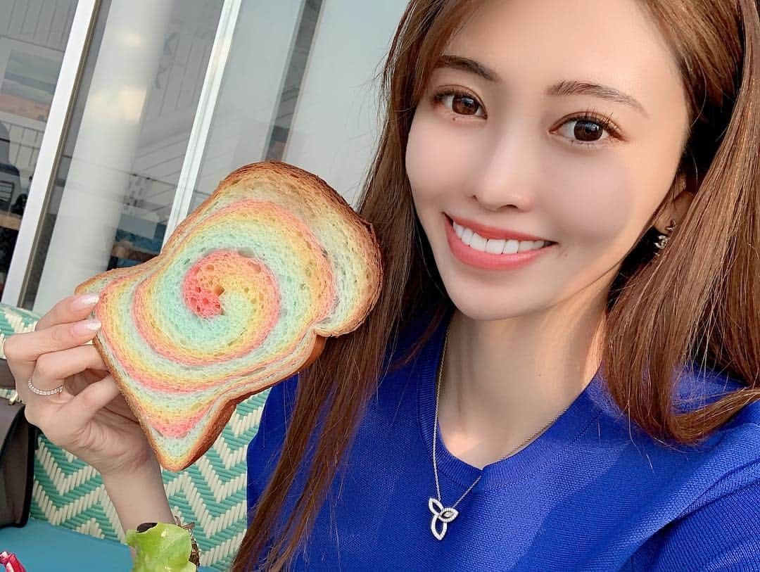 清水愛美さんのインスタグラム写真 - (清水愛美Instagram)「鎌倉のカフェで頼んだ🍰💓 アサイーボウルと エッグベネディクト🍳💕 * カラフルなパン🍞笑 凄い。。。笑 * 鎌倉 #鎌倉カフェ  #材木座テラス #材木座テラスpostbyhoney」4月25日 14時48分 - manami_s0902