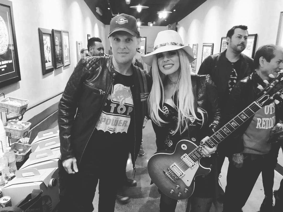 オリアンティさんのインスタグラム写真 - (オリアンティInstagram)「#tbw backstage with great artist  @joebonamassa and his vintage les paul .. I see u @rob.toma lol and @andrewcolemusic ✨✨ @philchendebassman 📷 @chris.ace.photography #losangeles」4月25日 14時56分 - iamorianthi