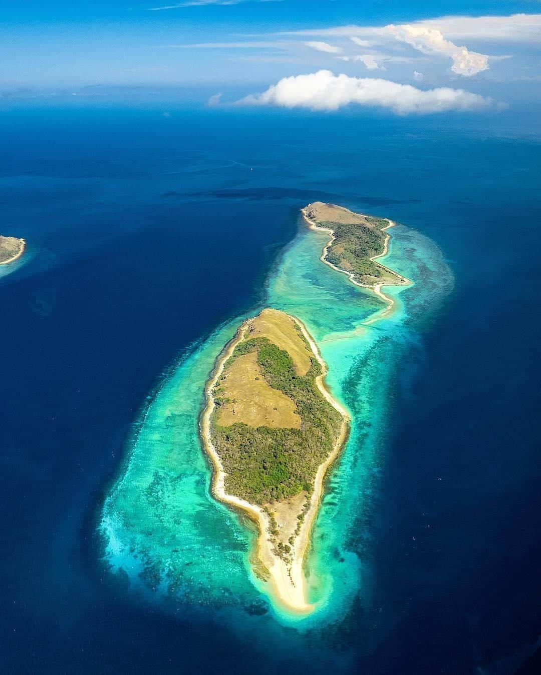 Australiaさんのインスタグラム写真 - (AustraliaInstagram)「Today’s mind-blowing view is brought to you by the @gbrmarinepark, where there are around 900 continental islands and coral cays just like this 💙 @_markfitz spotted these stunning uninhabited islands, which are part of the Palm Islands Group, whilst flying to @orpheusisland in @queensland, off the coast of @townsvillenorthqueensland. Given that the #GreatBarrierReef stretches for 2,300 kilometres and is home to 3000 separate reefs, there's more than enough to look at on a scenic flight over this absolute beauty, which is the world’s largest coral reef ecosystem.  #seeaustralia #thisisqueensland #townsvilleshines #island #gbrmarinepark #explore」4月25日 15時00分 - australia