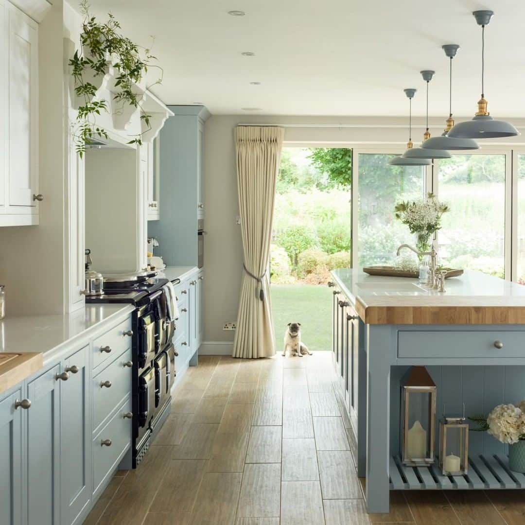 ローラアシュレイのインスタグラム：「The Helmsley kitchen has a solid, simple beauty that suits contemporary spaces or gives a modern look to restoration projects @lauraashleykitchens」