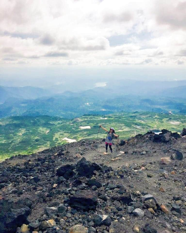 桜花さんのインスタグラム写真 - (桜花Instagram)「一昨年夏行った、 大雪山旭岳にて🗻🗻🗻🍀 広くて。 果てしなくキラキラみえて。 こんな場所が日本にあるのかと。  素晴らしい山でした〜(о´∀`о)🌷 今年はどこへ行こうかな✨ 絶賛計画中です🐱🌼 #山  #大雪山  #旭岳 #山を  #山歩き  #北海道 #mountain  #mountains #mountaingirl  #daisetsuzan  #hapipin  #love  #山が好き」4月25日 15時08分 - mountainohka