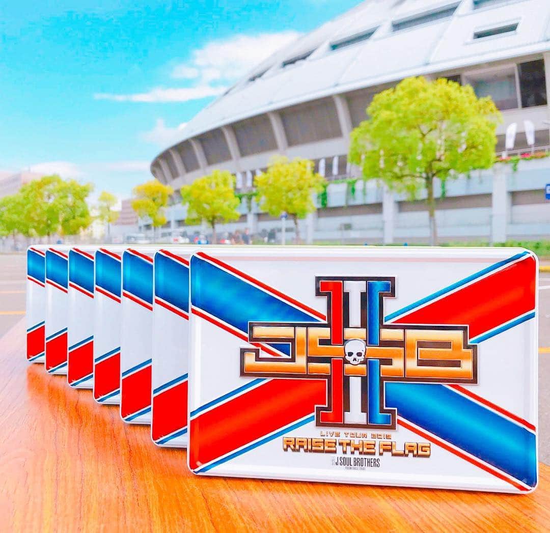 LDH kitchenさんのインスタグラム写真 - (LDH kitchenInstagram)「. 『出張居酒屋えぐざいる～RAISE THE FLAG KITCHEN～in AICHI』開催中🎉‼️ . RAISE THE FLAG さぁ、掲げよう。 . 三代目 J SOUL BROTHERSの2年ぶりとなるドームツアー💫💫 三代目 J SOUL BROTHERS LIVE TOUR 2019“RAISE THE FLAG”愛知公演にて、出張居酒屋えぐざいるとして、FOODコーナー・OKASHIコーナー・ENNICHIコーナーを展開中✨✨ . お次は、OKASHIコーナーからのご紹介💁🏻‍♂️ J.S.B.ⅢBOX(チョコサンドクッキー/バナナ味) 2500円 パッケージがとっても可愛い😍J.S.B.ⅢBOX✨ 中のお菓子はチョコサンドクッキー/バナナ味で誰が食べても美味しいこと間違いなし❗️☺️ 食べ終わっても使える可愛いパッケージ箱は部屋に置きたいマストアイテム👍😍 出張居酒屋えぐざいるでパワー補給💪をして、みんなで”RAISE THE FLAG”で最高に盛り上がりましょう🔥🔥 . 【FOODメニュー】 ☆FOOD 《NAOTO》NAOTOさ～んのパニーニ 800円 《山下 健二郎》Fresh Fish Burger 800円 《ELLY》食べるっしょ！RAISE THE ホットドッグ 800円 . ☆DRINK 《岩田 剛典》俺オーレ 700円 《小林 直己》RAISE THE FLAG スカッシュ700円 《今市 隆二》Lager 800円 ※未成年者の飲酒は法律で禁止されています。又、未成年者に対しては酒類を販売致しません。購入の際は顔写真付きの身分証の提示をお願い致します。 《今市 隆二》Jr.Lager 800円 ※こちらの商品はノンアルコールとなっております。 . ☆SWEETS 《登坂 広臣》RAISE THE ICE 800円 . 【OKASHIメニュー】 ◆RAISE THE FLAG SET 5000円 ・選べるメンバーセット(SET限定トート用ストラップ、SET限定ネックストラップ) ・出張居酒屋えぐざいるWATER ・J.S.B.CHIPS ・RAISE THE FLAG ランチバッグ ★J.S.B.ⅢBOX(チョコサンドクッキー/バナナ味) 2500円 ★RAISE THE FLAG 楽しんで来ました★(地域限定) 1500円 ★J.S.B.ⅢTablet～ソーダ味～(全21種) 1000円 ★J.S.B.CHIPS(コンソメ味) 500円 ★出張居酒屋えぐざいるWATER 500円 ～J.S.B.Ⅲネックストラップ付～(全14種) . 【ENNICHIコーナー】 ★J.S.B.Ⅲボール ★J.S.B.Ⅲくじ ★J.S.BⅢハンマー ★J.S.B.Ⅲスロー . 【営業日時】 4/24(水)　FOODコーナー・OKASHIコーナー・ENNICHIコーナー 販売開始：10：00～19：00(終演後1時間程度) 4/25(木) FOODコーナー・OKASHIコーナー・ENNICHIコーナー 販売開始：10：00～19：00（終演後1時間程度） . 【場所】 愛知 ナゴヤドーム 場外出張居酒屋えぐざいるブース . 【 注意事項 】 ●商品には数に限りがございますので、無くなる場合がございます。 ●食品は、手洗いを充分にしてからお早めにお召し上がり下さい。 ●アルコール飲料をご購入の方は、FOODコーナーにて顔写真付き身分証明書のご提示をお願い致します。 [パスポート、運転免許証、住民基本台帳カード・個人番号カード(マイナンバーカード)・外国人登録証・障碍者手帳・在留カード(全て要顔写真付き)] ※コピー不可 顔写真付き身分証明書をお忘れになった場合は、アルコール飲料のご購入はできませんので、あらかじめご了承ください。 ●荒天等の場合、営業を中断、中止する場合がございます。 ●営業時間は、混雑状況や天候等により、予告無く変更する場合がございます。 ●基本、屋外となります。気温の変化が激しい季節となりますので、体調にはくれぐれもお気をつけいただき、防寒対策などを十分に準備し、お越し下さいませ。 . ※上記の注意事項、予めご了承ください。 ※その他会場は未定となっております。 . #三代目JSOULBROTHERS #RAISETHEFLAG #RTF #EXILETRIBE #出張居酒屋えぐざいる #LDHkitchen #愛知 #AICHI #ナゴヤドーム #ドーム #わくわくが止まらない #JSBⅢBOX #👍」4月25日 15時14分 - ldhkitchen_official