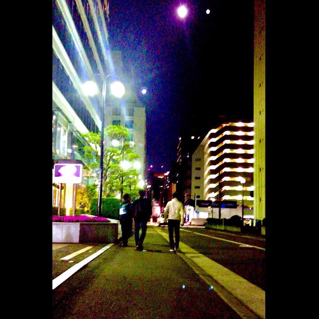 世良公則さんのインスタグラム写真 - (世良公則Instagram)「#世良公則 #宇崎竜童 #masanorisera #ryudouzaki #japanesemusician #songwriter #japaneserock #acousticguitar #acousticlive #博多 #martin #gibson #coleclark #nightwalk #夜散歩 #redmoon  この日の夜は Red Moon  赤き月の下  男二人、そぞろ歩き  さっきまでの熱狂を置き去りに  静かに夜は更けて行く」4月25日 15時27分 - masanorisera