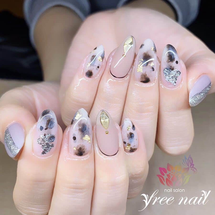 free nail フリーネイルのインスタグラム：「. お客様ネイル💅🏻👒✨ . 大人ニュアンスネイル🌹✨ . アンニュイカラーのアニマル柄💗✨ . ⇨スワイプして動画もチェック☝🏻✨ . ご来店ありがとうございました🙇🏻‍♀️🙇🏻‍♀️🙇🏻‍♀️💗 . #ネイル #フリーネイル #ネイルアート #ジェルネイル #ネイルサロン #大阪ネイルサロン #ネイルデザイン #ネイルチェンジ #ニュアンスネイル #アニマルネイル #アニマル柄 #金箔ネイル #銀箔ネイル #ベージュネイル #乳白色ネイル #デザインネイル #シンプルネイル #トレンドネイル #大人ネイル #春ネイル #スプリングネイル #美甲 #日式美甲 #springnails #nailsart #nailsalon #nailsdid #newnails #newnail #freenail」