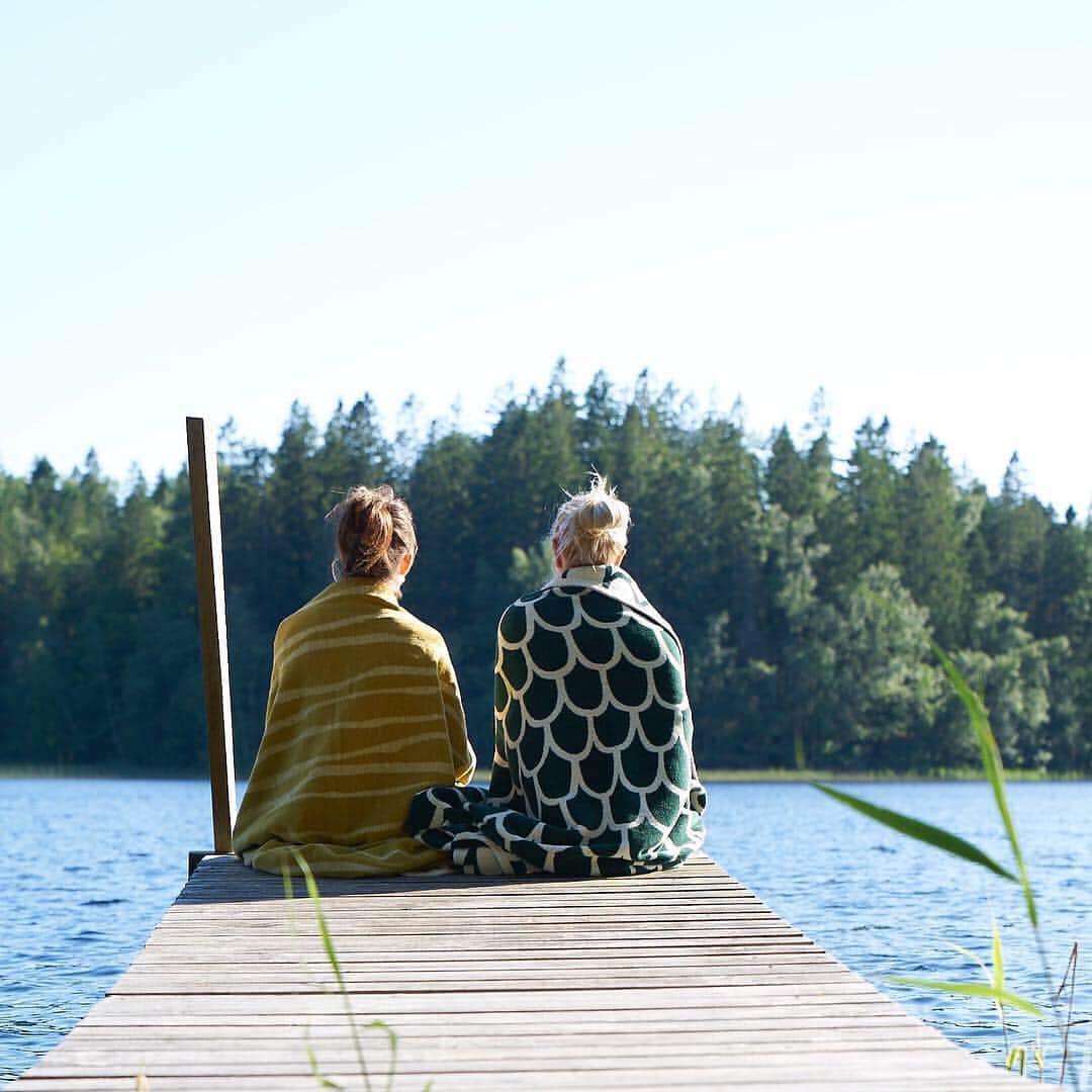 のインスタグラム：「もうすぐ10連休。お休みの予定は決まりましたか？ 薫風気持ち良い季節です。 クリッパンのコットンブランケットはアウトドアでも活躍します。  写真は水鳥の羽をイメージしたフェザーズ（右）と、 この春の新商品、ｻﾏｰﾌﾞﾗﾝｹｯﾄ(ライトシュニールコットン)のバンブー。  クリッパンの功績の一つは新しいデザインで、 寝室だけでなく、外でも使いたくなるものにしたこと。 さすが、自然の景色にもすっかり溶け込んでいます。  暑い暑い日本の夏の夜、エアコンなしに過ごすには、 このライトシュニールコットンブランケットが最適、 軽くって、軽すぎなくって、タオルケットと違ってしっかりした質感があって、寝室のシーンが変わります。  #シュニールコットンブランケット#ライトシュニールコットンブランケット#夏がけ#はたがけ #オーガニック#エコ#北欧インテリア#北欧雑貨#アウトドア#クリッパン#ギフト#ナチュラル#北欧デザイン」