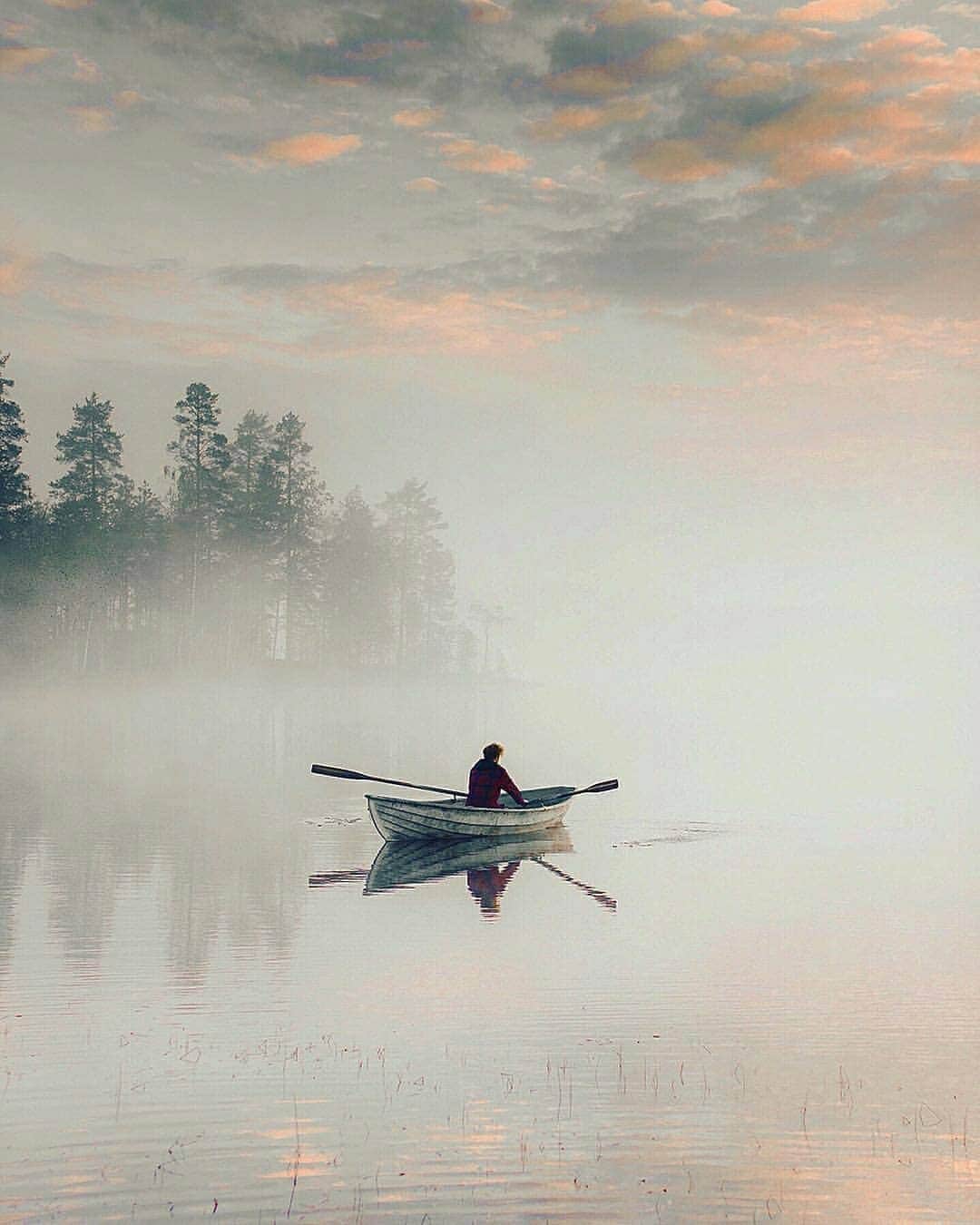 Discover Earthさんのインスタグラム写真 - (Discover EarthInstagram)「What an amazing vibe to these three shots from Finland ! Love like they all have their own atmosphere ! Which one do you like the most ? 🛶🐻 Tag someone who wants to visit Finland ! 🇫🇮 — 📍#DiscoverFinland — 📸 Photos by @kpunkka ​」4月25日 15時23分 - discoverearth