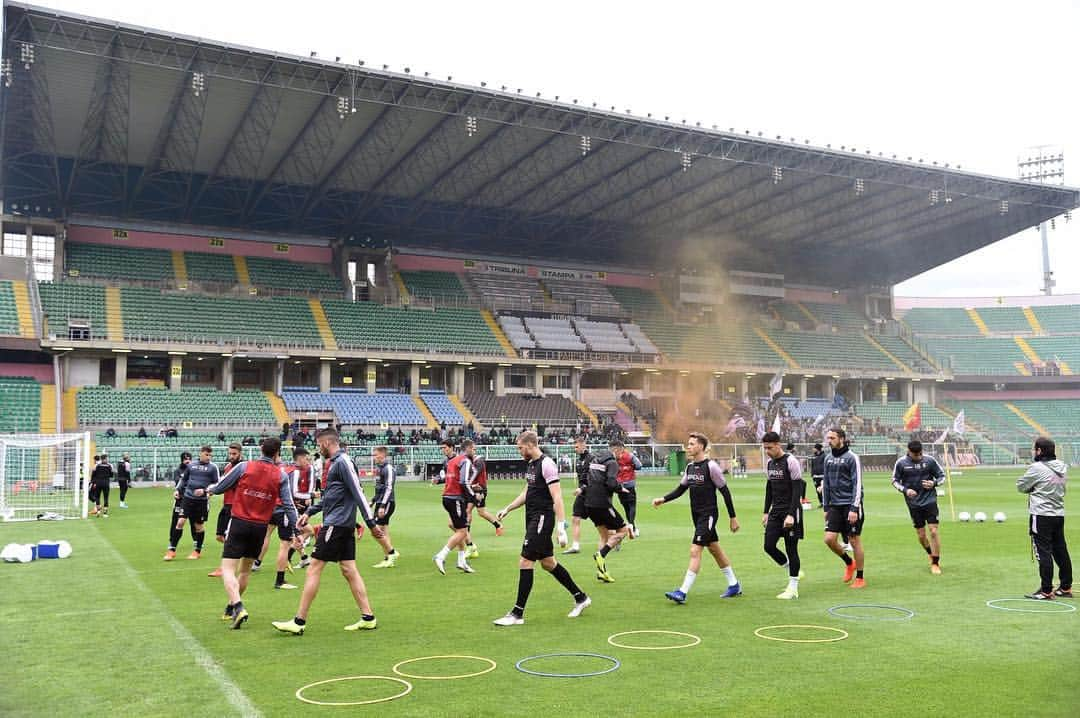 USチッタ・ディ・パレルモのインスタグラム：「📢 OGGI ORE 15 ALLENAMENTO A PORTE APERTE AL "RENZO BARBERA" 🏟 VI ASPETTIAMO! 💪」