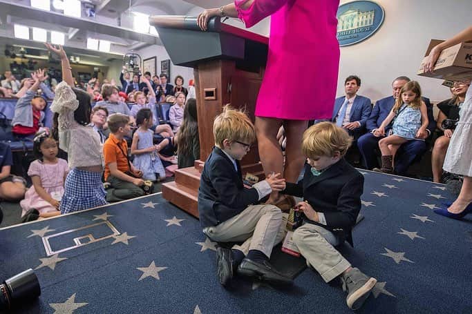 NBC Newsさんのインスタグラム写真 - (NBC NewsInstagram)「VP Pence joins press secretary Sanders during a briefing with children of White House staff and journalists for #TakeYourKidToWorkDay. . 📷 Susan Walsh / @apnews 📷 Win McNamee / @gettyimages 📷 @jimwatsonafp / @afpphoto」4月26日 2時39分 - nbcnews