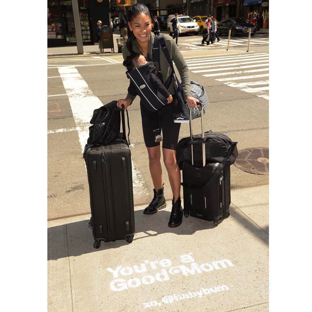 シャネル・イマンのインスタグラム：「About to be on the road and up in the air again with my favorite travel buddy. No matter how difficult and challenging it is traveling when it’s just the two of us -- when I have all of our bags, dropping things along the way as we go -- I am reminded, I am a good mom and I’ve got this. Thank you @babybum for the affirmation. Needed that. ❤️ #BabyBumPartner #TrustTheBum #ad #YoureAGoodMom @rose_bertram @annacongdon @monicarosestyle」