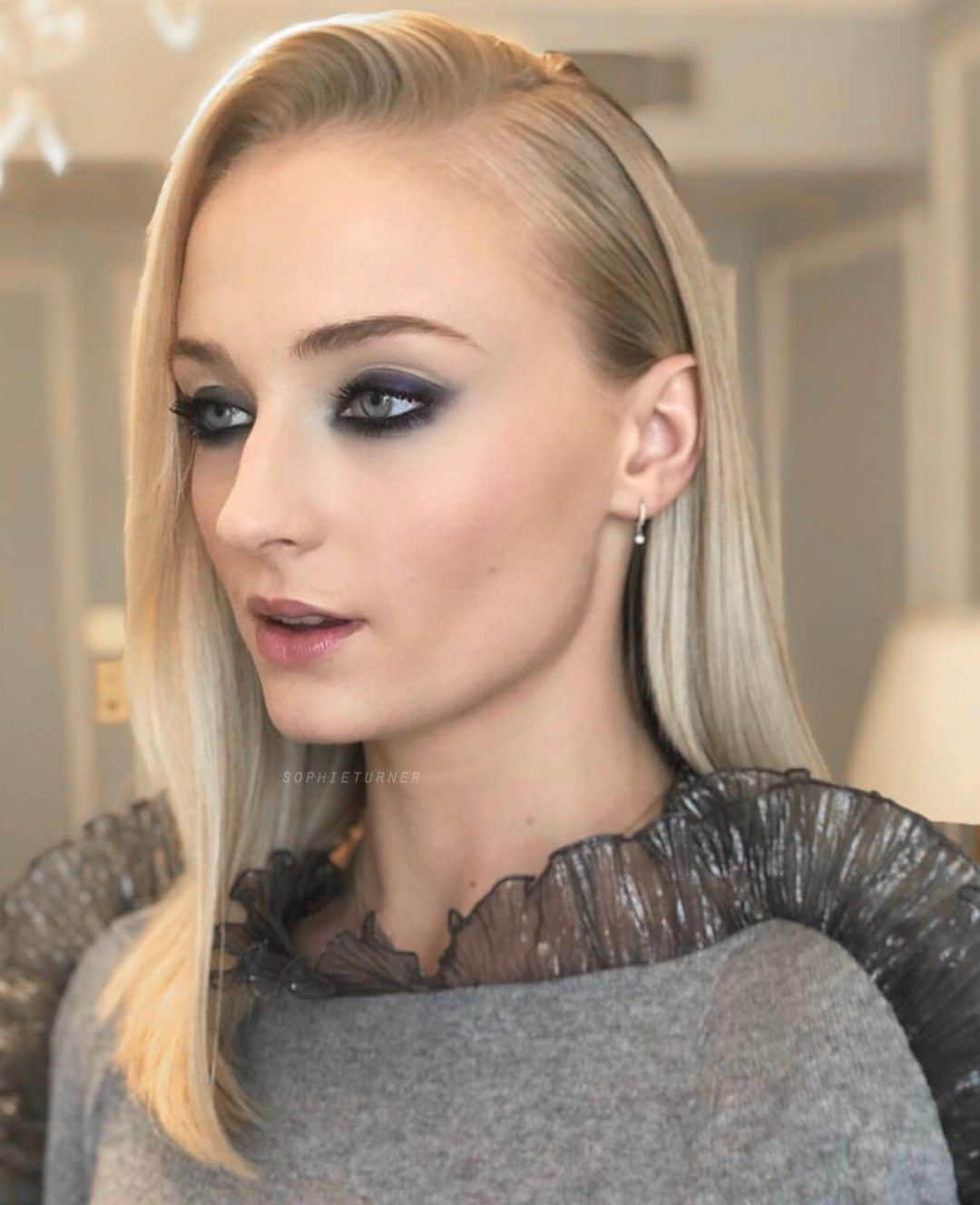 ソフィー・ターナーさんのインスタグラム写真 - (ソフィー・ターナーInstagram)「@sophiet for X-Men Press Day. 💇🏼‍♀️ by @cwoodhair 💄 by @georgieeisdell 👗 by @kateyoung」4月26日 1時12分 - sophieturner