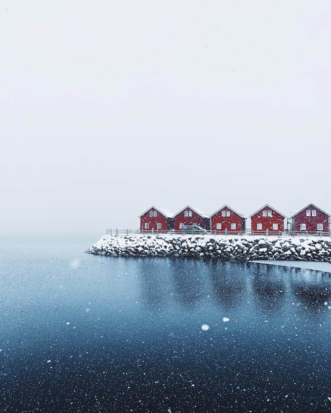 appleさんのインスタグラム写真 - (appleInstagram)「Commissioned by Apple “The Lofoten and Vesterålen Islands have these amazing mountains, rising over 1,000 meters high and running directly into the ocean. This is one of the cleanest, purest places in the North. I knew I had to go there at some point." #Earth #ShotoniPhone by Lorenz W. @lorenz.weisse」4月26日 1時09分 - apple