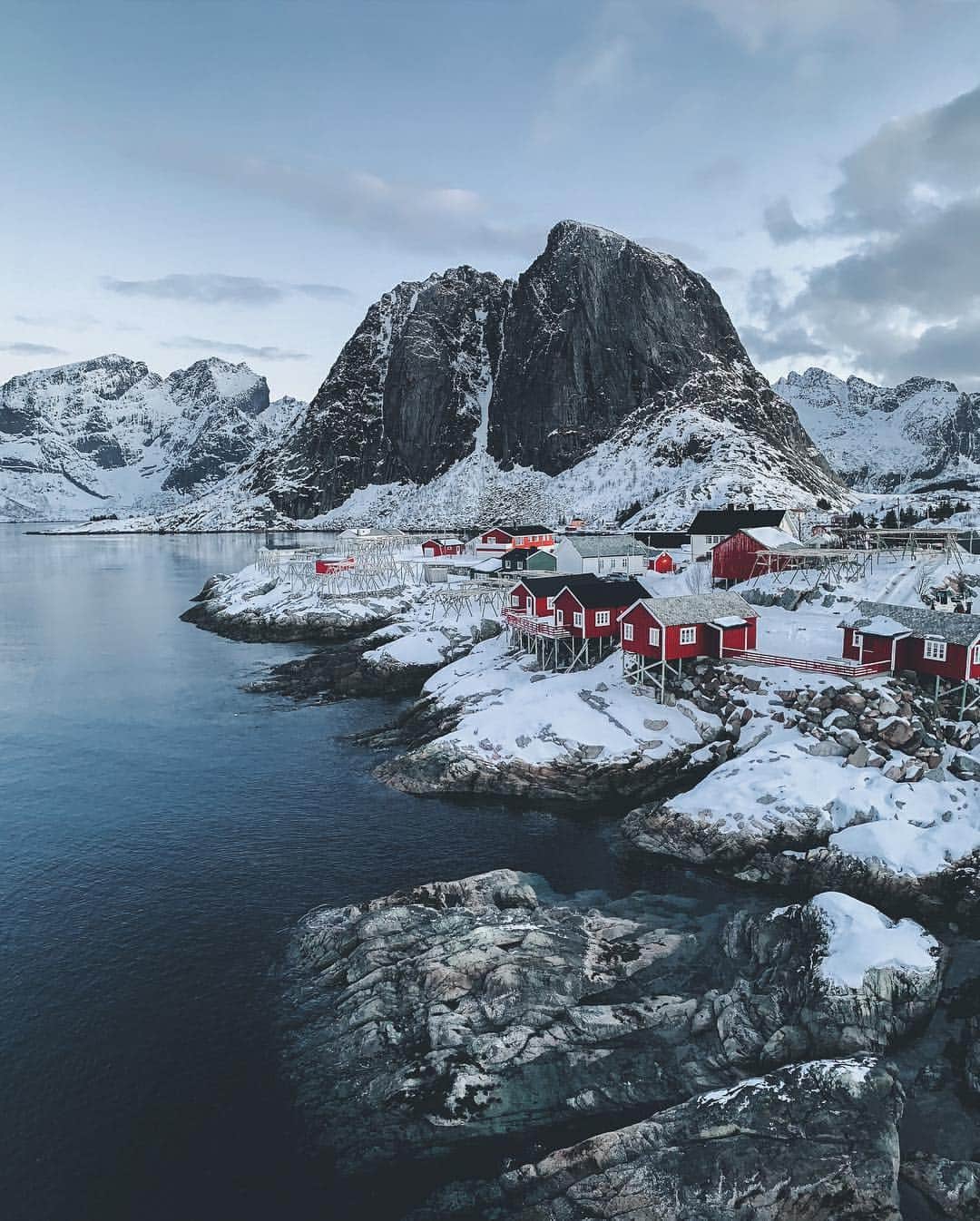appleさんのインスタグラム写真 - (appleInstagram)「Commissioned by Apple “The Lofoten and Vesterålen Islands have these amazing mountains, rising over 1,000 meters high and running directly into the ocean. This is one of the cleanest, purest places in the North. I knew I had to go there at some point." #Earth #ShotoniPhone by Lorenz W. @lorenz.weisse」4月26日 1時09分 - apple